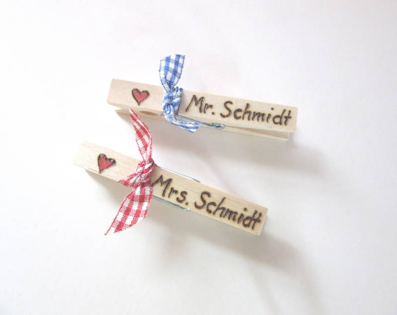 2 Glubberl Für Das Brautpaar - Holzklammern Mr. Und Mrs. Namensklammer Gravur Brandmalerei Hochzeit Jubiläum 2 Glubberl Für Das Brautpaar - Holzklammern Mr. Und Mrs. Namensklammer Gravur Brandmalerei Hochzeit Jubiläum von GlubberlResel