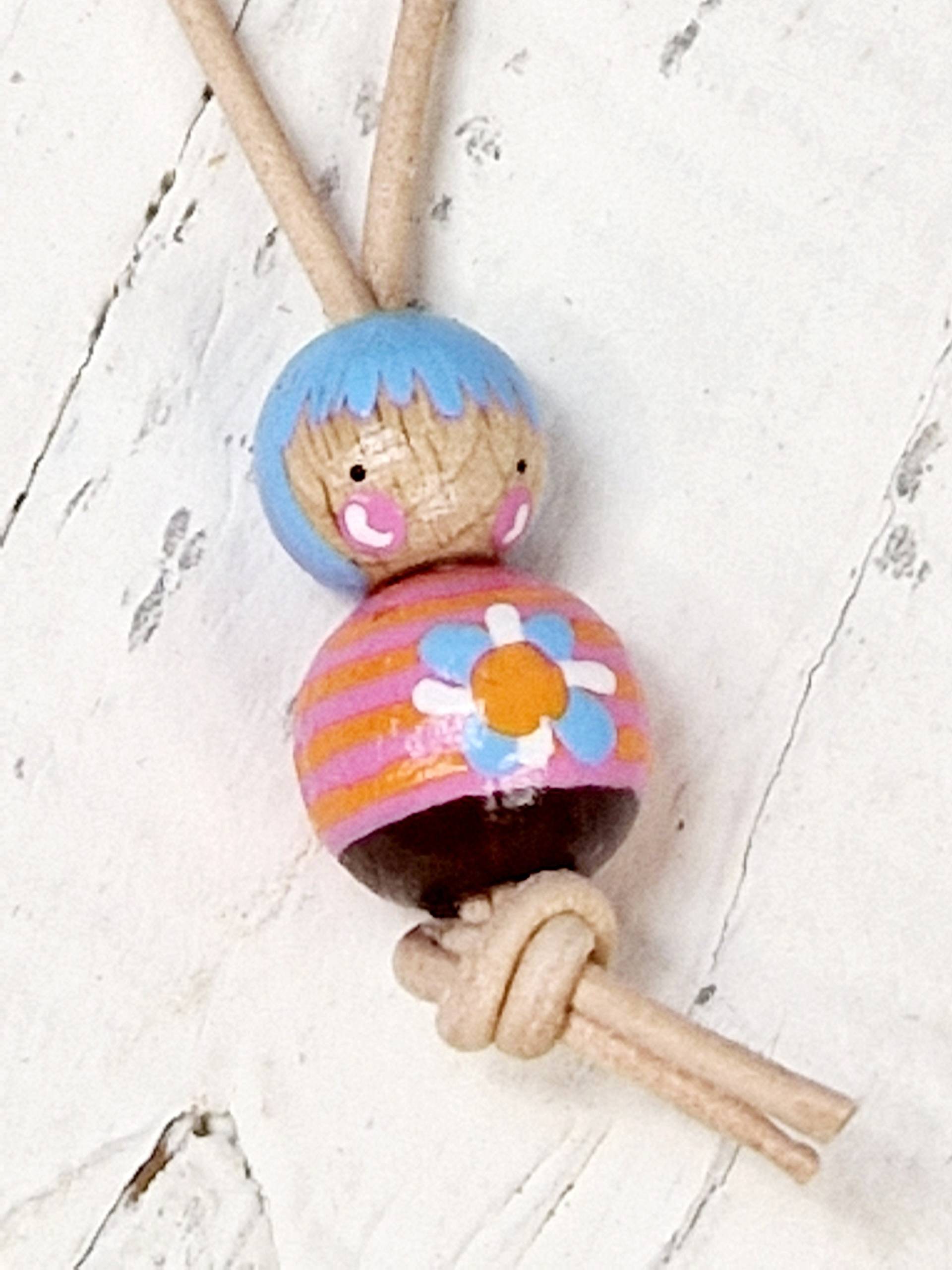 Kleiner Anhänger "Blue-Girl" Handbemalt Aus Holzkugeln, Einzigartiges Glückspüppchen Für Versch. Anlässe Kleiner Anhänger "Blue-Girl" Handbemalt Aus Holzkugeln, Einzigartiges Glückspüppchen Für Versch. Anlässe von GlueckWerkstatt