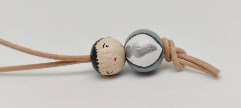 Kleiner Anhänger "Bräutigam" Handbemalt Aus Holzkugeln, Einzigartiges Glückspüppchen Für Versch. Anlässe Kleiner Anhänger "Bräutigam" Handbemalt Aus Holzkugeln, Einzigartiges Glückspüppchen Für Versch. Anlässe von GlueckWerkstatt