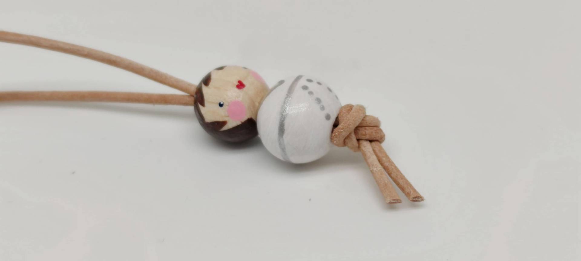 Kleiner Anhänger "Braut" Handbemalt Aus Holzkugeln, Einzigartiges Glückspüppchen Für Versch. Anlässe Kleiner Anhänger "Braut" Handbemalt Aus Holzkugeln, Einzigartiges Glückspüppchen Für Versch. Anlässe von GlueckWerkstatt