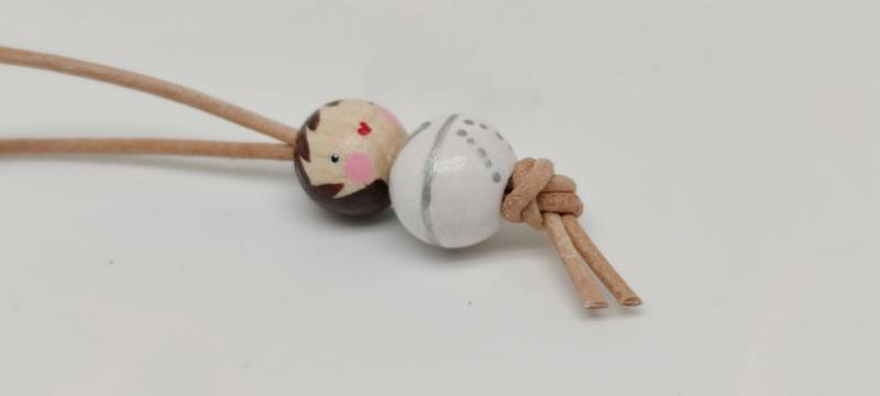Kleiner Anhänger "Braut" Handbemalt Aus Holzkugeln, Einzigartiges Glückspüppchen Für Versch. Anlässe Kleiner Anhänger "Braut" Handbemalt Aus Holzkugeln, Einzigartiges Glückspüppchen Für Versch. Anlässe von GlueckWerkstatt