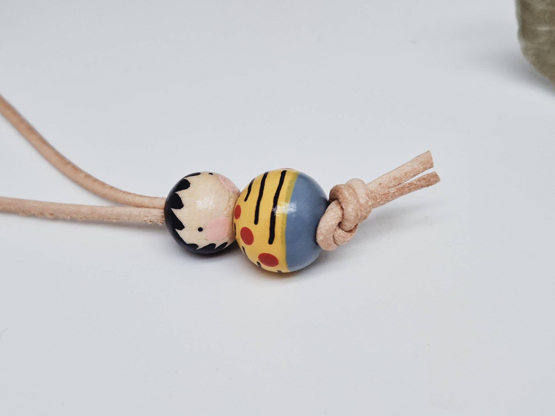 Kleiner Anhänger "Flora" Handbemalt Aus Holzkugeln, Einzigartiges Glückspüppchen Für Versch. Anlässe Kleiner Anhänger "Flora" Handbemalt Aus Holzkugeln, Einzigartiges Glückspüppchen Für Versch. Anlässe von GlueckWerkstatt