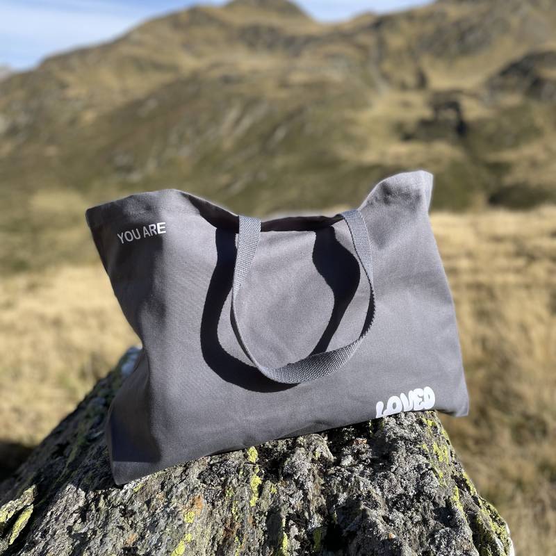 xxl Oversized Canvas Shoppingbag - Oder Beachbag You Are Loved Caramel, Anthrazit Khaki Oliv Mit Individualisierbarer Printfarbe von Glueckmacherei