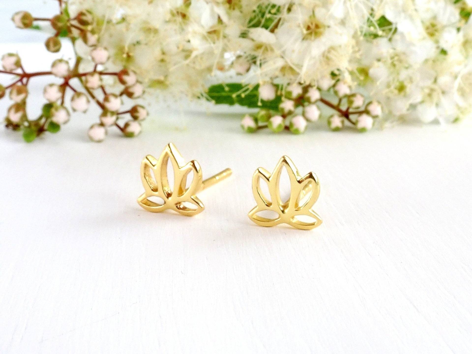 Lotus Ohrstecker Vergoldet. Florale Ohrringe, Natur Schmuck. Geschenk Für Sie von GluecksbringerinShop