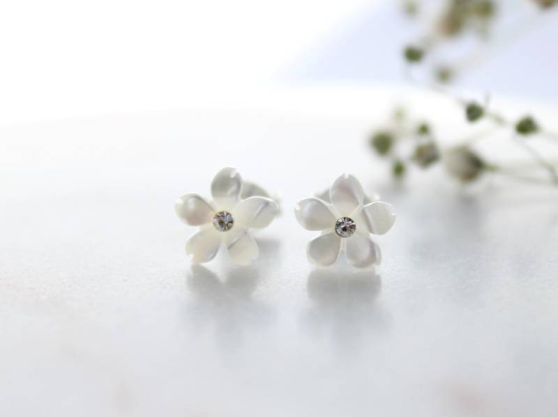 Perlmutt Ohrringe Silber Mit Zirkonia. Zarte Geschnitzte Blüten 925 Sterling Silber. Geschenk Für Sie von GluecksbringerinShop