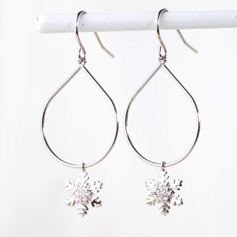 Schneeflocken Ohrringe Silbern. Winter Tropfen Ohrhänger. Geschenk Für Sie von GluecksbringerinShop