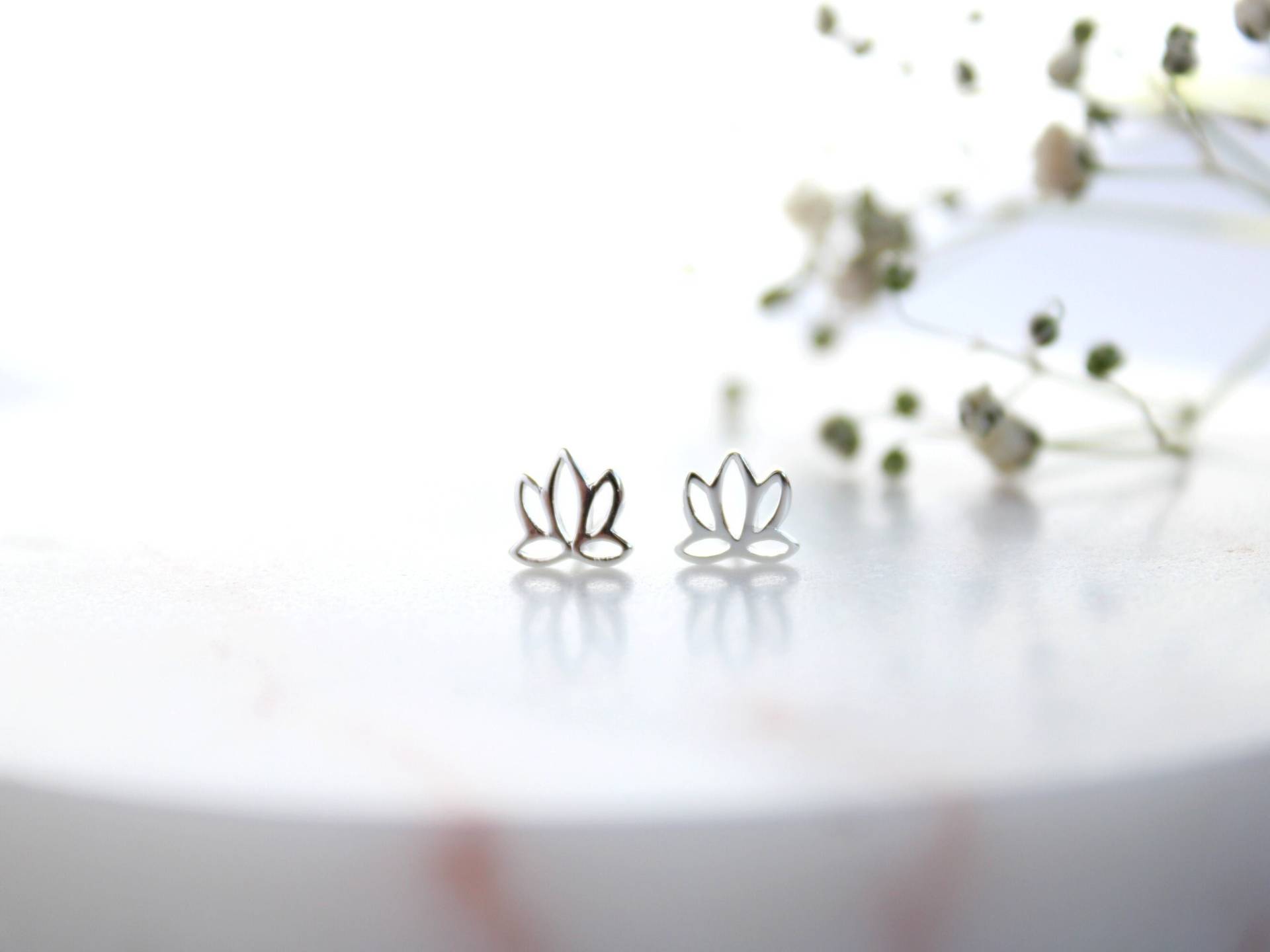 Silber Ohrstecker Lotus. 925 Sterlingsilber, Ohrringe Minimalistisch. Geschenk Für Sie von GluecksbringerinShop