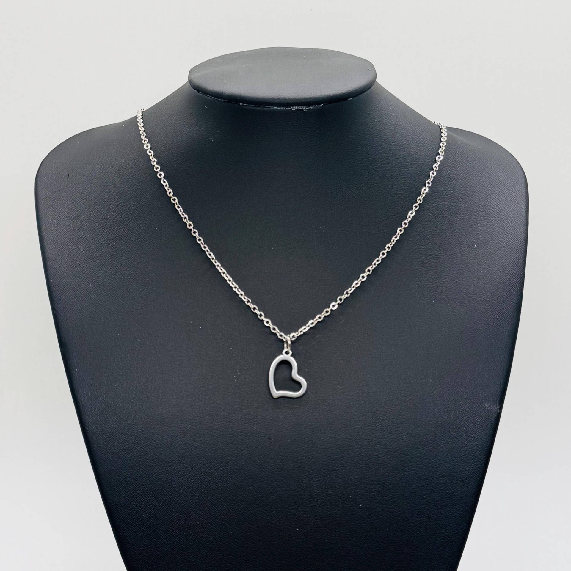 Dezente Herz Halskette Silber Aus Edelstahl - Kette Mit Anhänger Wasserfest Damenkette Geschenk Für Sie Dezente Herz Halskette Silber Aus Edelstahl - Kette Mit Anhänger Wasserfest Damenkette Geschenk Für Sie von GluecksengeI