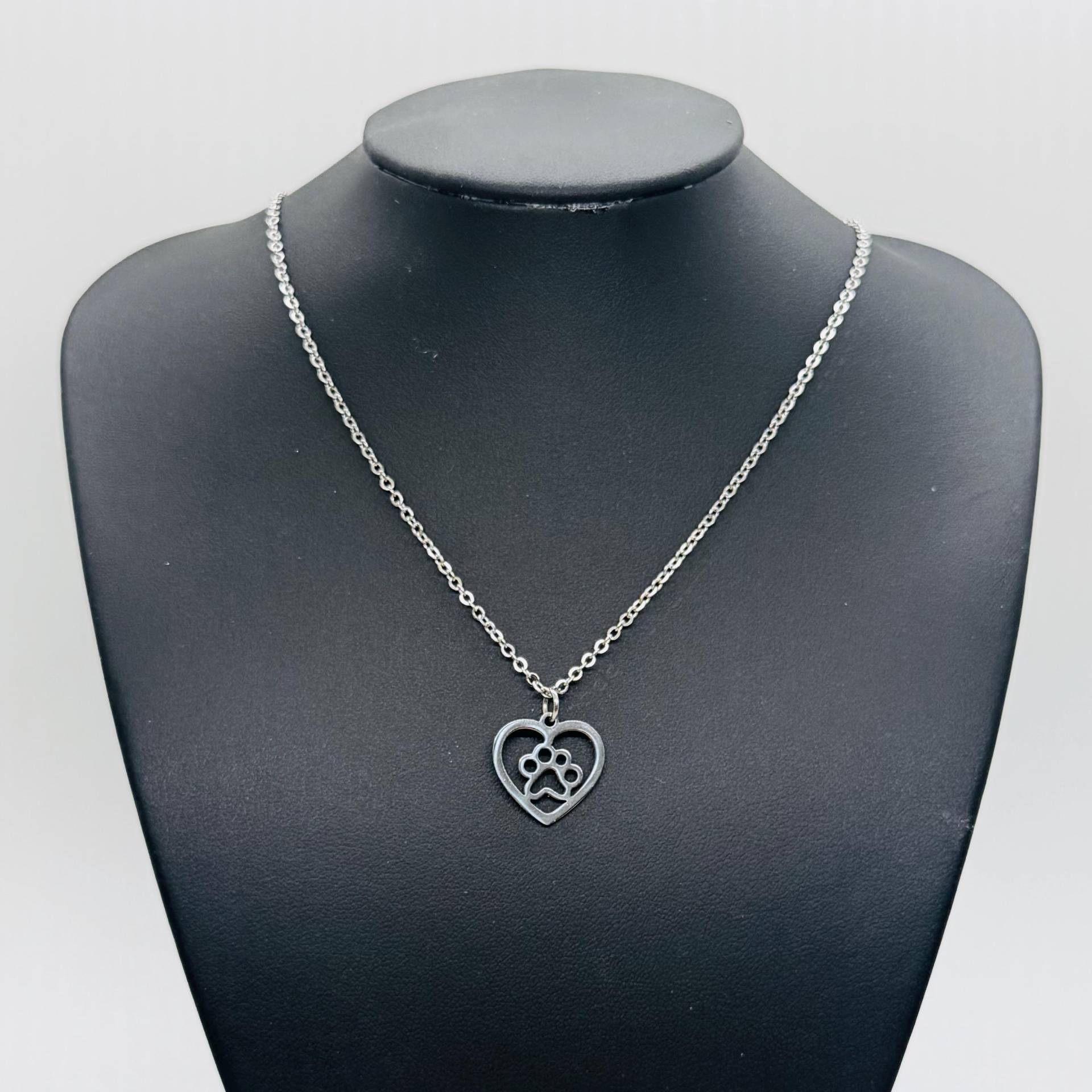 Dezente Herz Pfote Halskette Silber Aus Edelstahl - Kette Mit Anhänger Wasserfest Damenkette Geschenk Für Frauen U. Mädchen Dezente Herz Pfote Halskette Silber Aus Edelstahl - Kette Mit Anhänger Wasserfest Damenkette Geschenk Für Frauen U. Mädchen von GluecksengeI