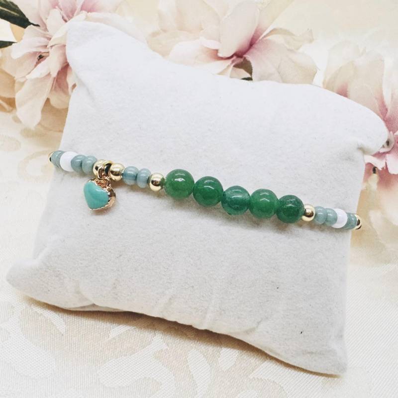 Filigranes Perlen Armband Mit Herz Anhänger Und Jade - Zartes Makramee Grün von GluecksengeI