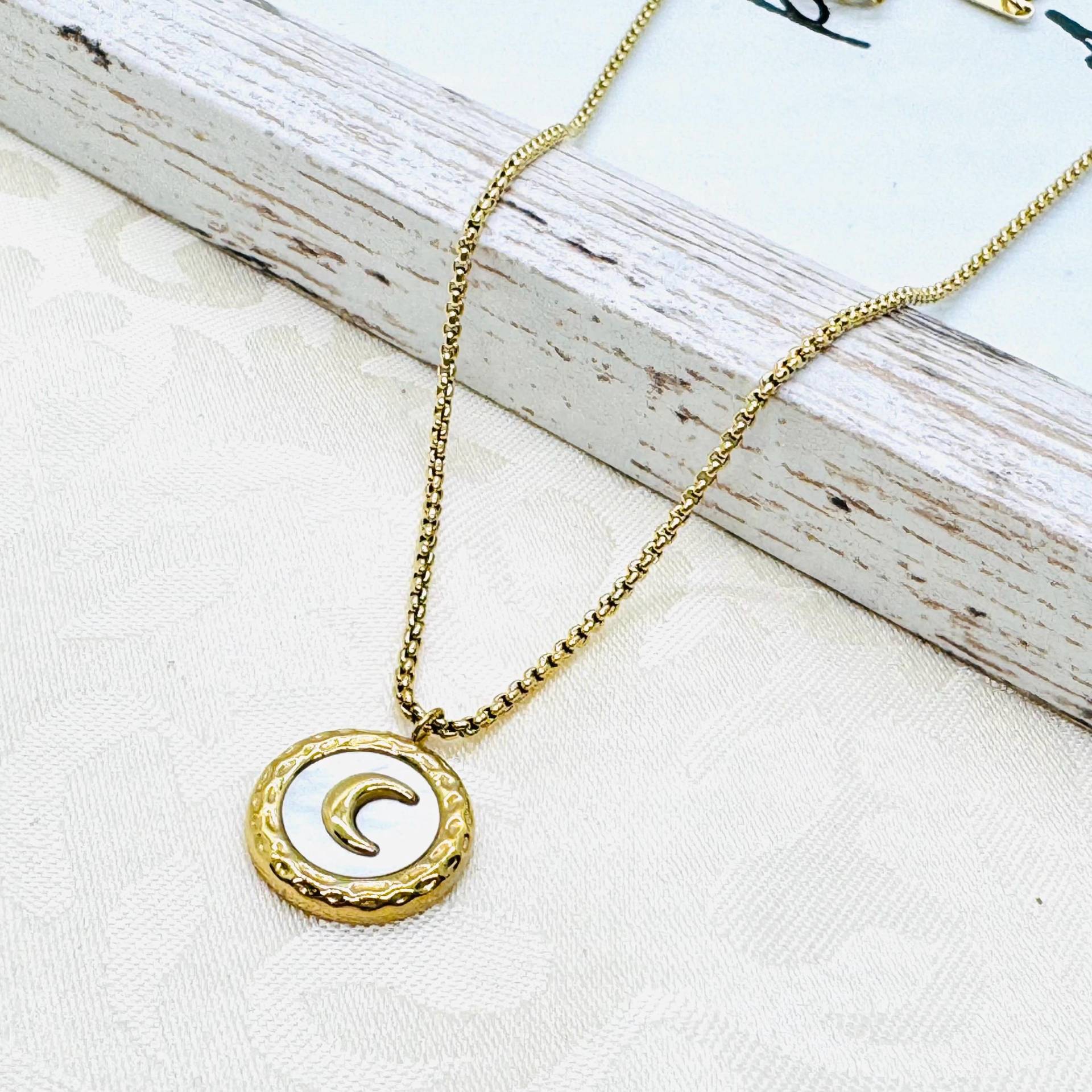 Goldene Halskette Aus Edelstahl 18 K Vergoldet Mit Mond Anhänger- Länge 39 cm + 5 Verlängerung - Geschenk Für Frauen U. Mädchen Goldene Halskette Aus Edelstahl 18 K Vergoldet Mit Mond Anhänger- Länge 39 cm + 5 Verlängerung - Geschenk Für Frauen U. Mädchen von GluecksengeI