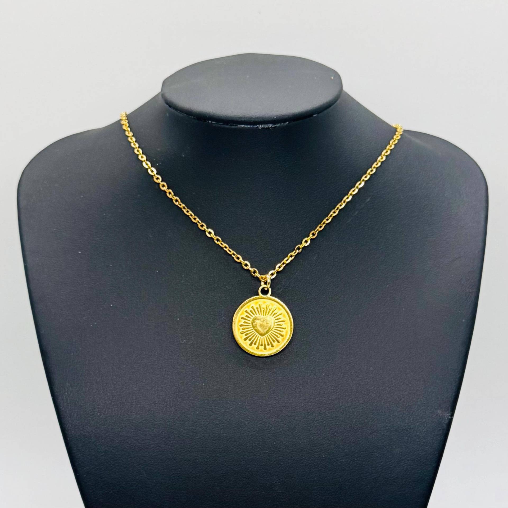 Goldene Sonne U. Herz Halskette Aus Edelstahl - Kette 45 cm Mit Anhänger Rund Damenkette Geschenk Für Frauen Männer Goldene Sonne U. Herz Halskette Aus Edelstahl - Kette 45 cm Mit Anhänger Rund Damenkette Geschenk Für Frauen Männer von GluecksengeI