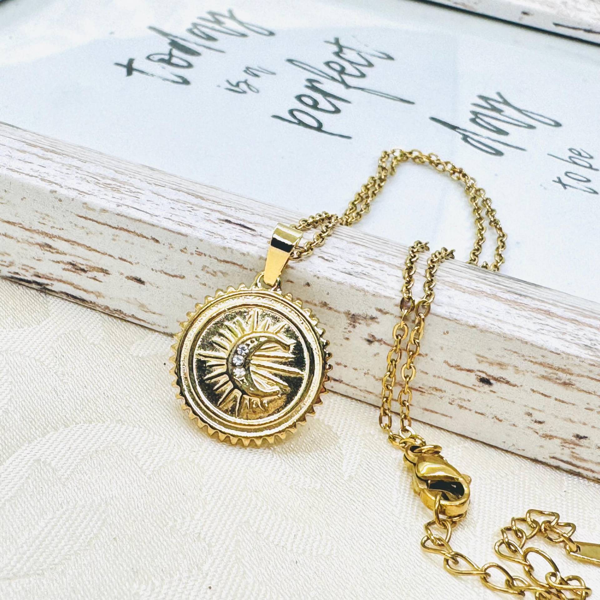 Halskette Aus Edelstahl 18 K Vergoldet Mit Mond Anhänger U. Zirkonia Steinchen- Länge 40 cm + 5 Verlängerung - Geschenk Für Frauen Halskette Aus Edelstahl 18 K Vergoldet Mit Mond Anhänger U. Zirkonia Steinchen- Länge 40 cm + 5 Verlängerung - Geschenk Für Frauen von GluecksengeI