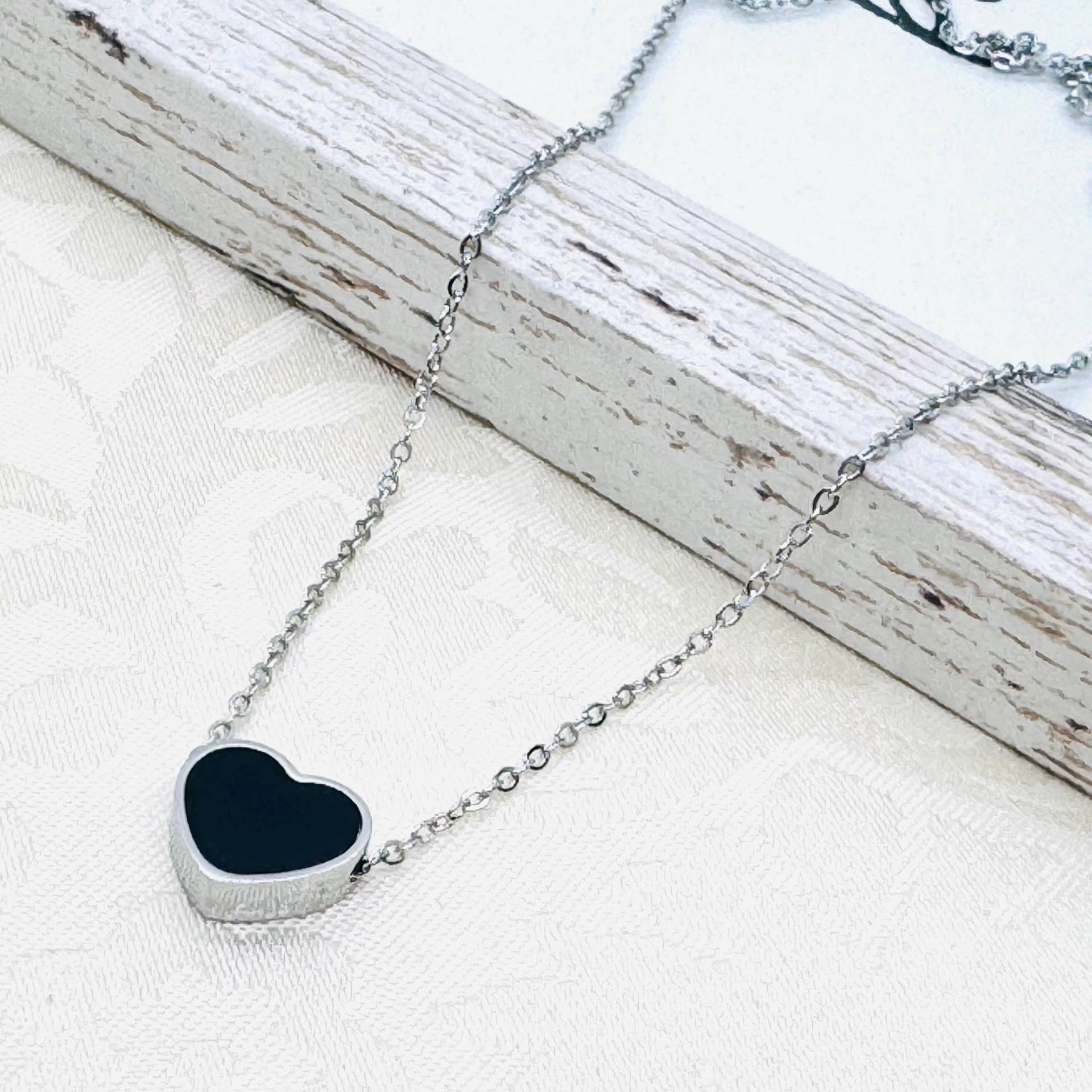 Halskette Aus Edelstahl Mit Herz Schwarz Weiß - Länge 40 cm + 5 Verlängerung Damenkette Geschenk Für Frauen Halskette Aus Edelstahl Mit Herz Schwarz Weiß - Länge 40 cm + 5 Verlängerung Damenkette Geschenk Für Frauen von GluecksengeI