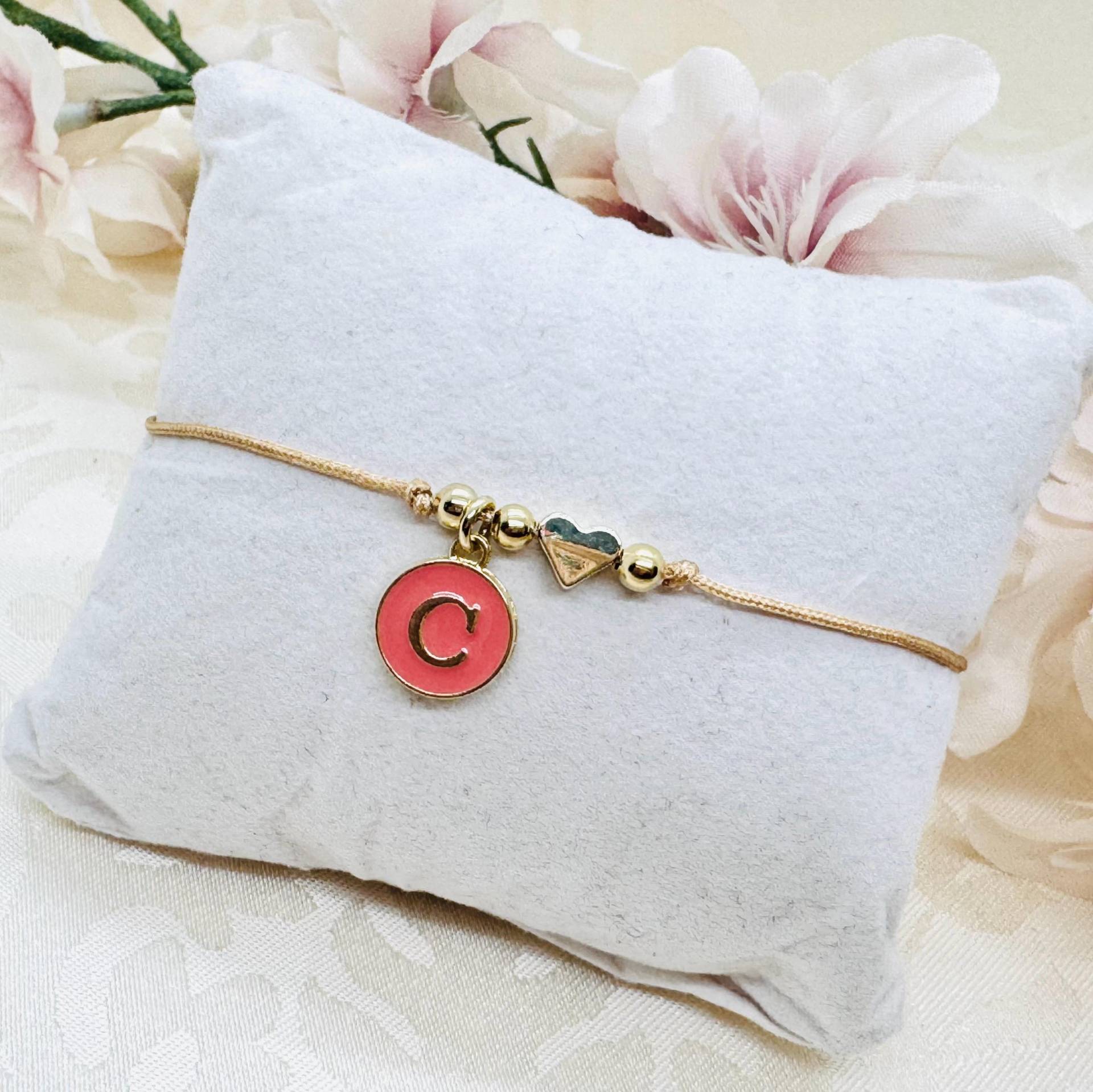 Personalisiertes Makramee Armband Mit Initial Anhänger Orange Und Goldenem Herz - Buchstaben Freundschaftsarmband Geschenk Für Sie von GluecksengeI