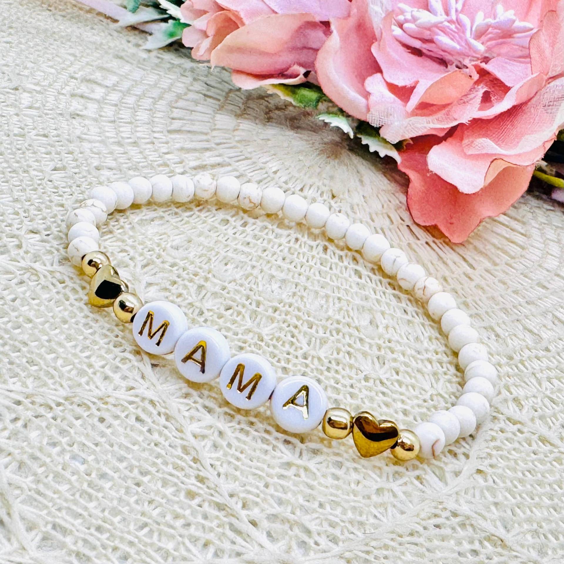 Personalisiertes Naturstein Perlenarmband Cremefarben Mit Herzen Vergoldet - Armband Beige Name von GluecksengeI