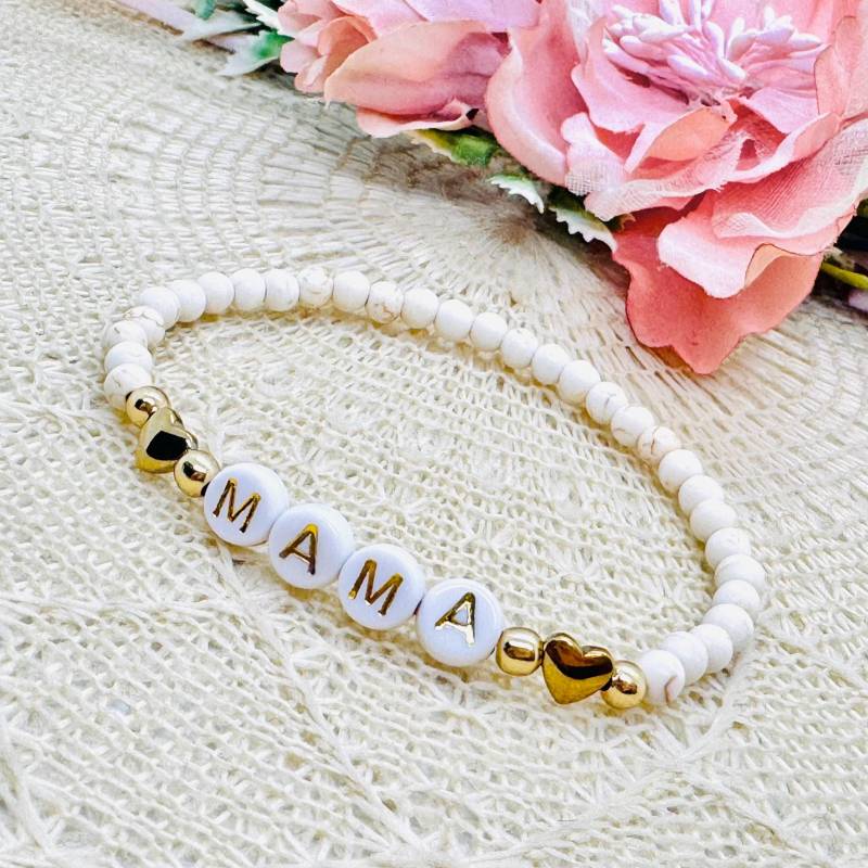 Personalisiertes Naturstein Perlenarmband Cremefarben Mit Herzen Vergoldet - Armband Beige Name von GluecksengeI