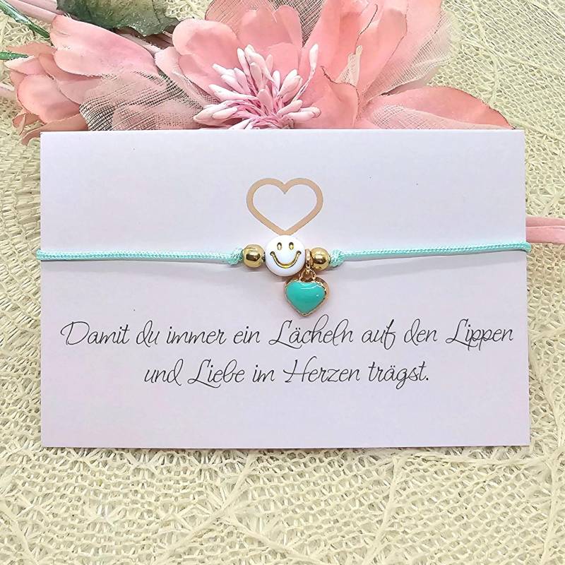 Smiley Glücksbringer Armband Mit Herz - Zartes Makramee Freundschaftsarmband Inkl. Grußkärtchen Smiley Glücksbringer Armband Mit Herz - Zartes Makramee Freundschaftsarmband Inkl. Grußkärtchen von GluecksengeI