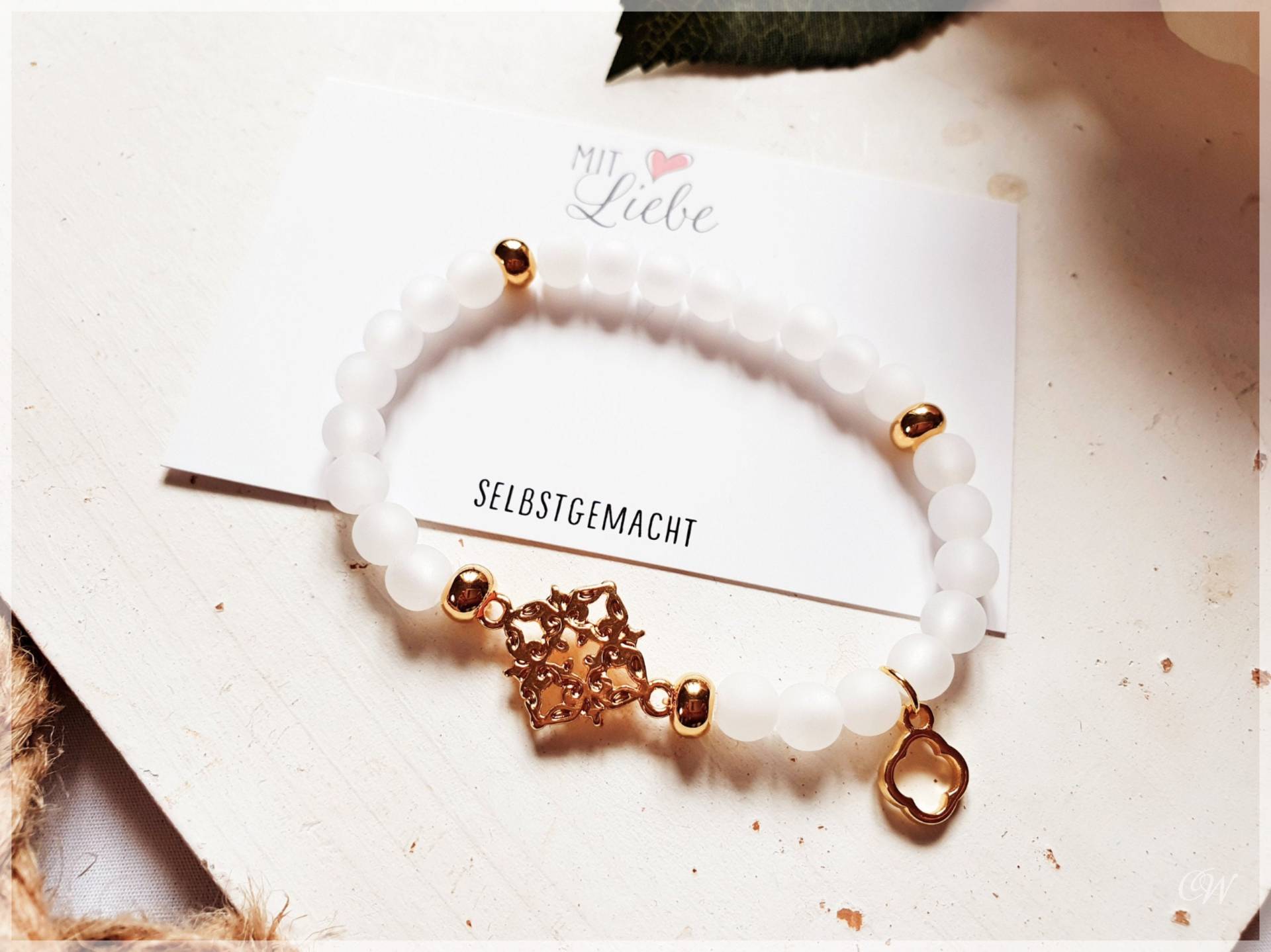 Handgemachtes Eng Anliegendes Perlenarmband Mit Goldfarbenen Metallperlen Und Weißen Perlen Sowie Anhänger Handgemachtes Eng Anliegendes Perlenarmband Mit Goldfarbenen Metallperlen Und Weißen Perlen Sowie Anhänger von GluecksfaserBYcindy