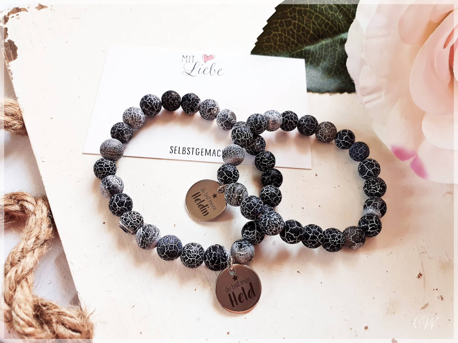Handgemachtes Perlenarmband "Held" Oder "Heldin" Aus Natürlichen Achat Schwarz Mit Silberfarbenen Anhänger Gravur Partnerarmband Handgemachtes Perlenarmband "Held" Oder "Heldin" Aus Natürlichen Achat Schwarz Mit Silberfarbenen Anhänger Gravur Partnerarmband von GluecksfaserBYcindy