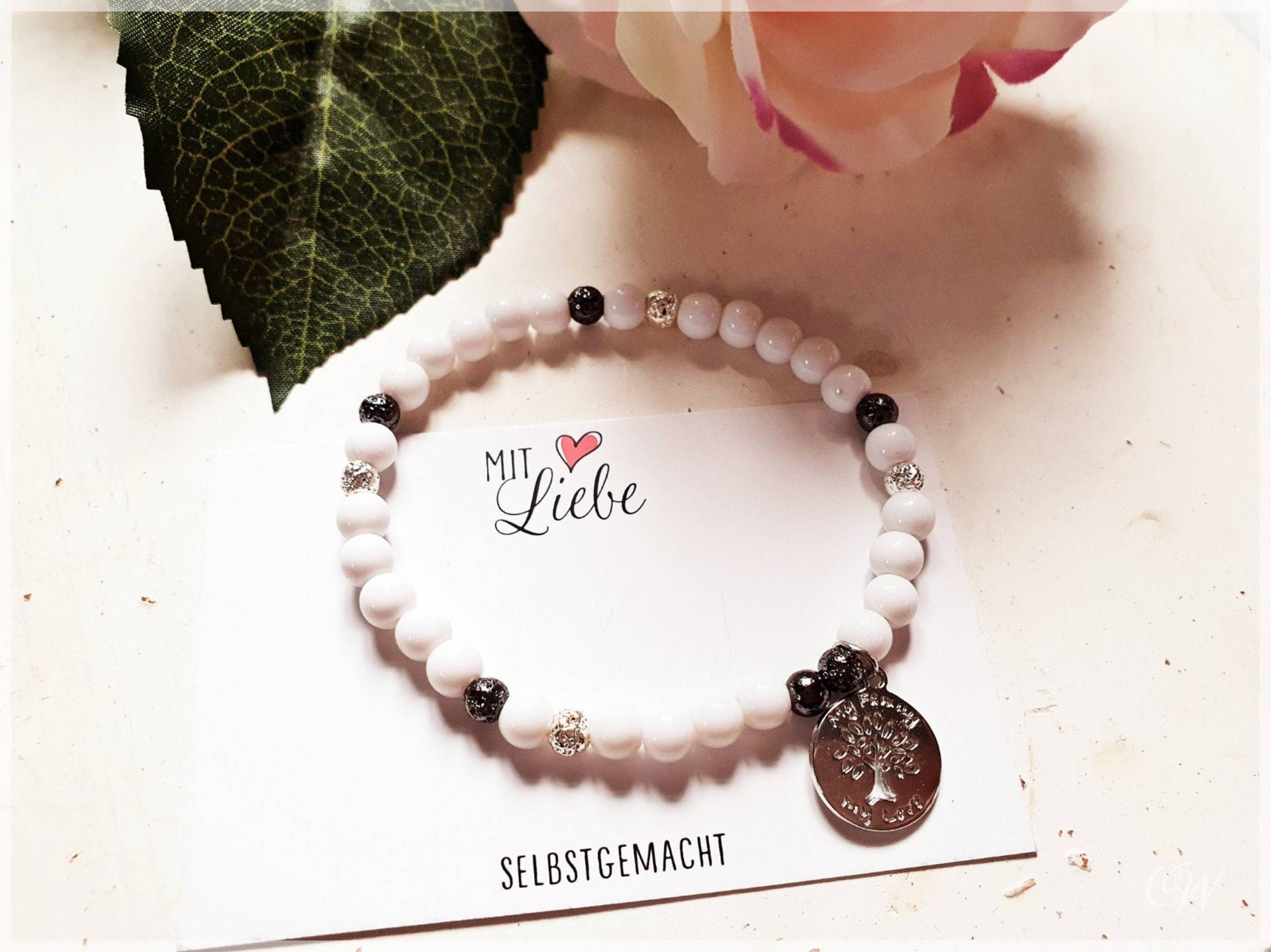 Handgemachtes Perlenarmband Mit Galvanisierten Lavaperlen, Weißen Acrylperlen Und Lebensbaum Anhänger Silberfarben Handgemachtes Perlenarmband Mit Galvanisierten Lavaperlen, Weißen Acrylperlen Und Lebensbaum Anhänger Silberfarben von GluecksfaserBYcindy