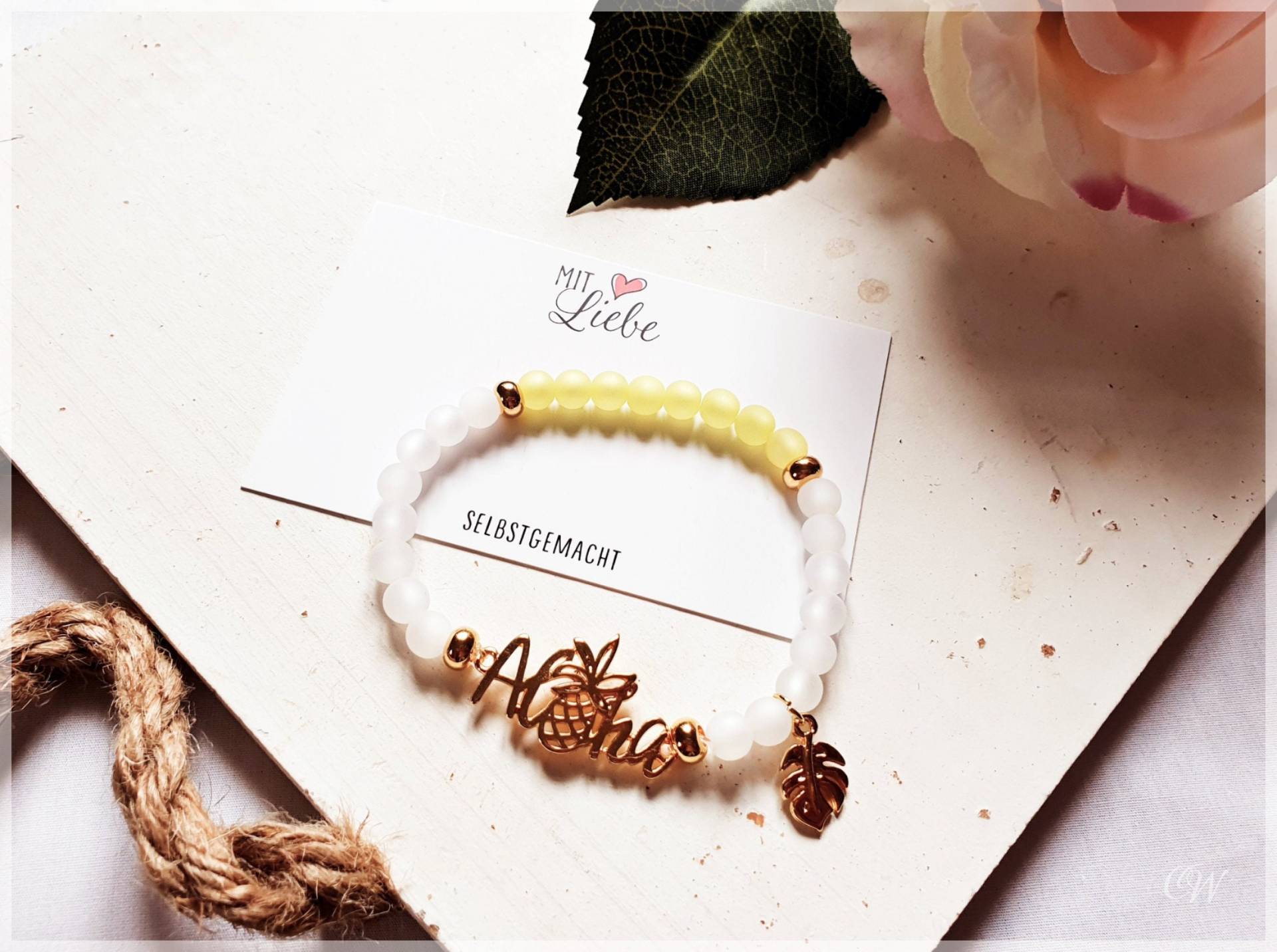 Sommerliches Eng Anliegendes Perlenarmband "Aloha"-Schiftzug Mit Goldfarbenen-, Weißen - Und Limonefarbenen Perlen Blatt-Anhänger Sommerliches Eng Anliegendes Perlenarmband "Aloha"-Schiftzug Mit Goldfarbenen-, Weißen - Und Limonefarbenen Perlen Blatt-Anhänger von GluecksfaserBYcindy