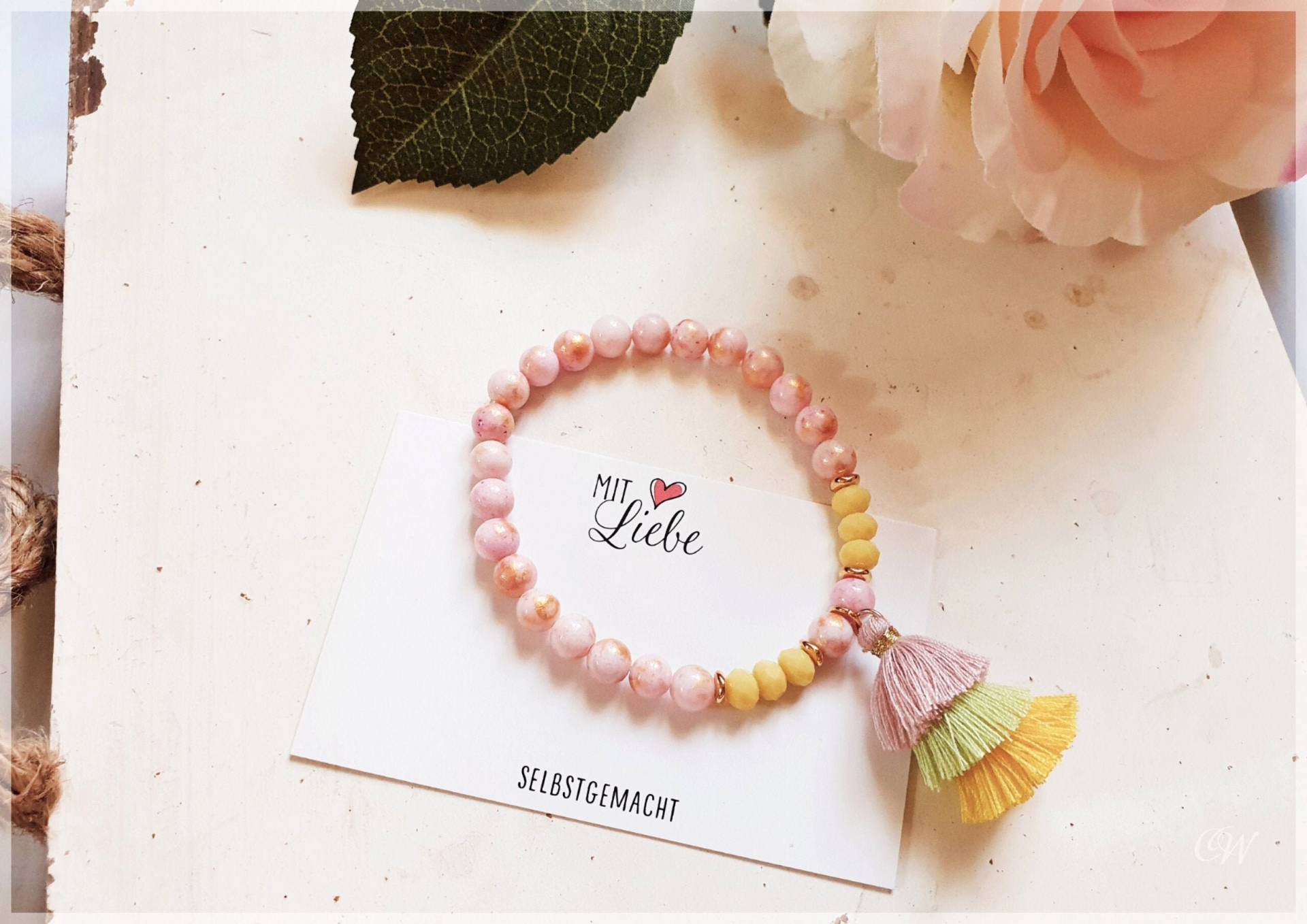 Sommerliches Eng Anliegendes Perlenarmband Mit Rosagoldfarbenen Jadeperlen, Gelben Glas Facett Perlen Und 3-Farbiger Quaste 3, 2 cm Sommerliches Eng Anliegendes Perlenarmband Mit Rosagoldfarbenen Jadeperlen, Gelben Glas Facett Perlen Und 3-Farbiger Quaste 3, 2 cm von GluecksfaserBYcindy