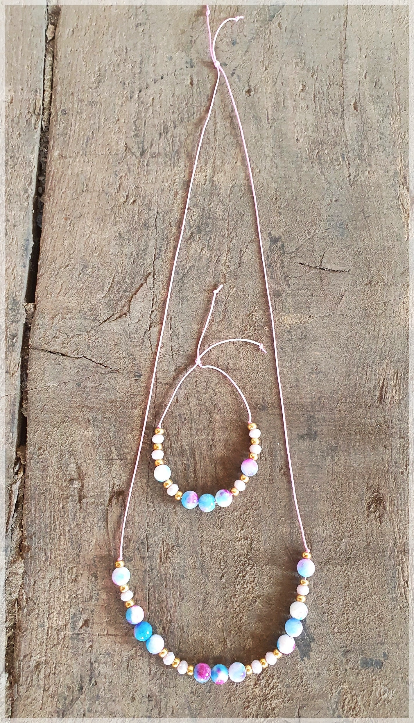 Wunderschönes Schmuck-Set Aus Einer Perlenkette Und Einem Perlenarmband Mit Jadeperlen in Blau-Lila Auf Makrameeband Gefädelt Wunderschönes Schmuck-Set Aus Einer Perlenkette Und Einem Perlenarmband Mit Jadeperlen in Blau-Lila Auf Makrameeband Gefädelt von GluecksfaserBYcindy