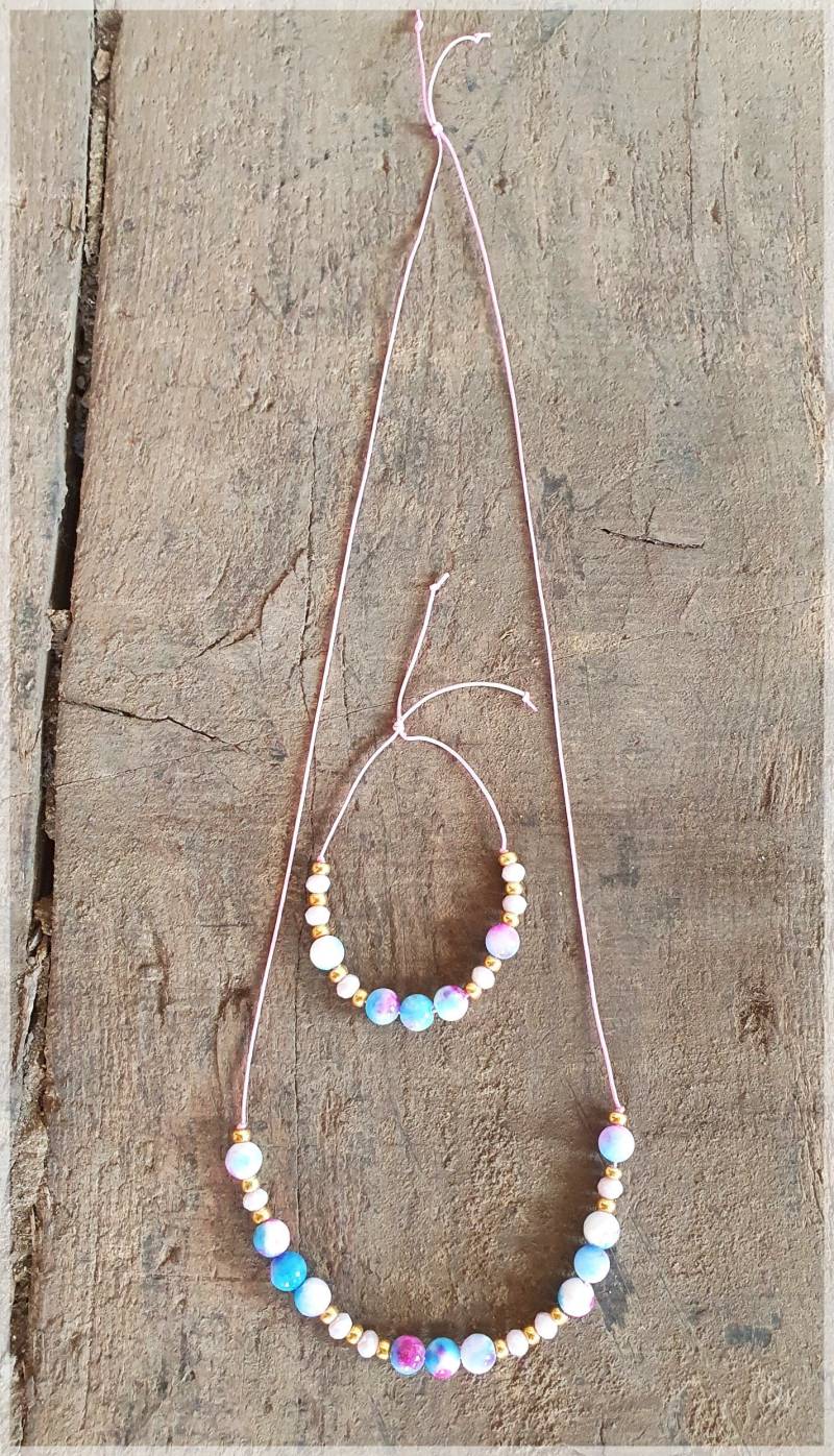 Wunderschönes Schmuck-Set Aus Einer Perlenkette Und Einem Perlenarmband Mit Jadeperlen in Blau-Lila Auf Makrameeband Gefädelt Wunderschönes Schmuck-Set Aus Einer Perlenkette Und Einem Perlenarmband Mit Jadeperlen in Blau-Lila Auf Makrameeband Gefädelt von GluecksfaserBYcindy
