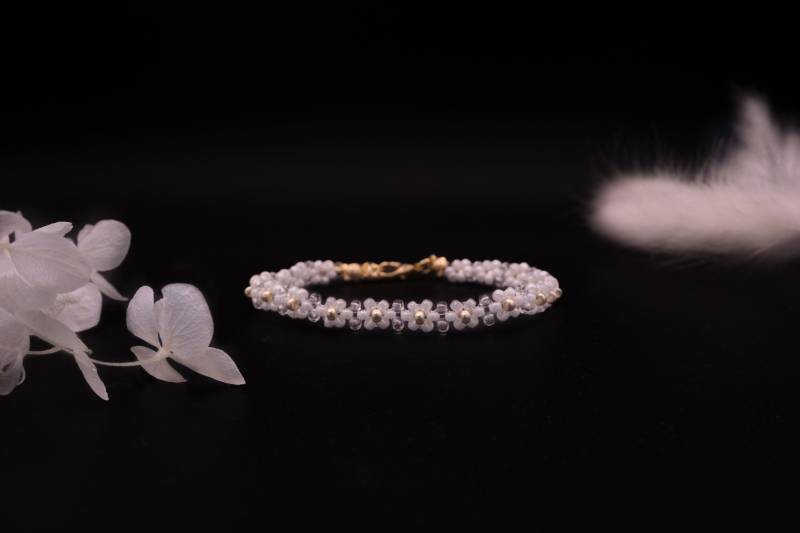 Perlenarmband Blume Miyukiperlen Weiß Perlenarmband Blume Miyukiperlen Weiß von GluecksfundDesigns