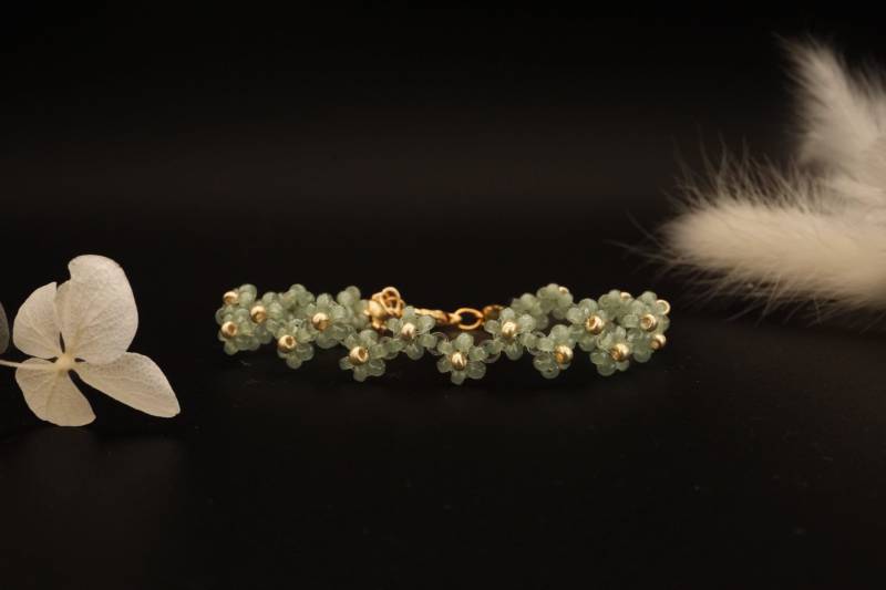 Perlenarmband Blume Zick Zack Miyukiperlen Salbeigrün von GluecksfundDesigns