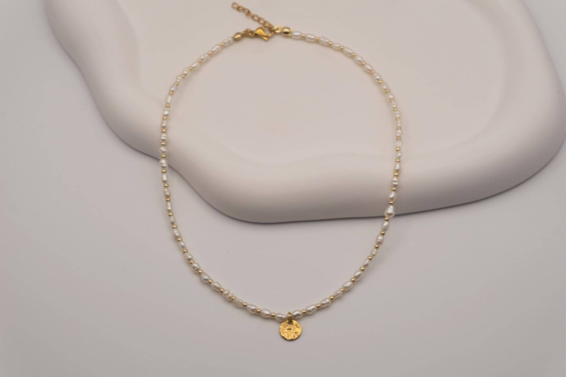 Zarte Kette Aus Süßwasserperlen - Handgefertigt, Ideal Als Geschenk & Brautschmuck Zarte Kette Aus Süßwasserperlen - Handgefertigt, Ideal Als Geschenk & Brautschmuck von GluecksfundDesigns