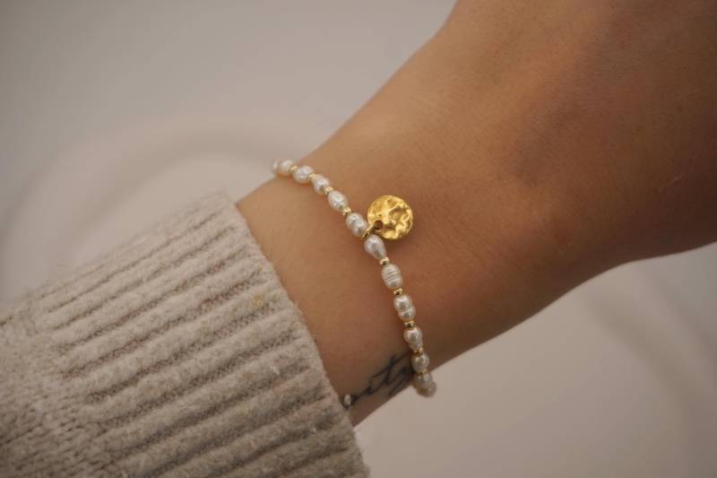 Zartes Armband Aus Süßwasserperlen - Handgefertigt, Ideal Als Geschenk & Brautschmuck von GluecksfundDesigns