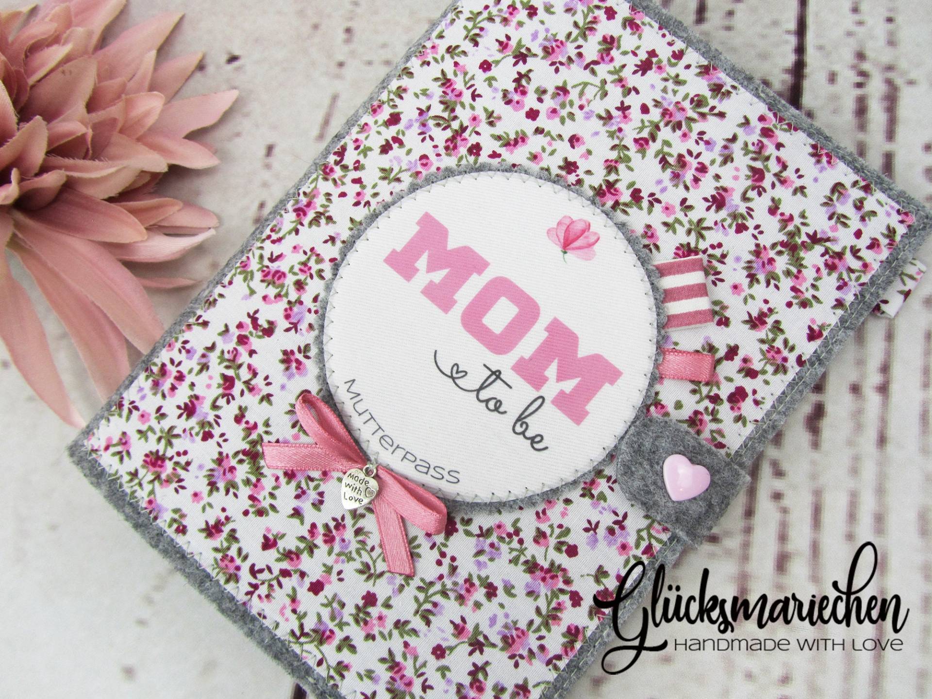 Mutterpasshülle Mom To Be Filz Baumwolle Personalisiert Blümchen Handmade Geschenk Schwangerschaft Glücksmariechen von GluecksmariechenShop