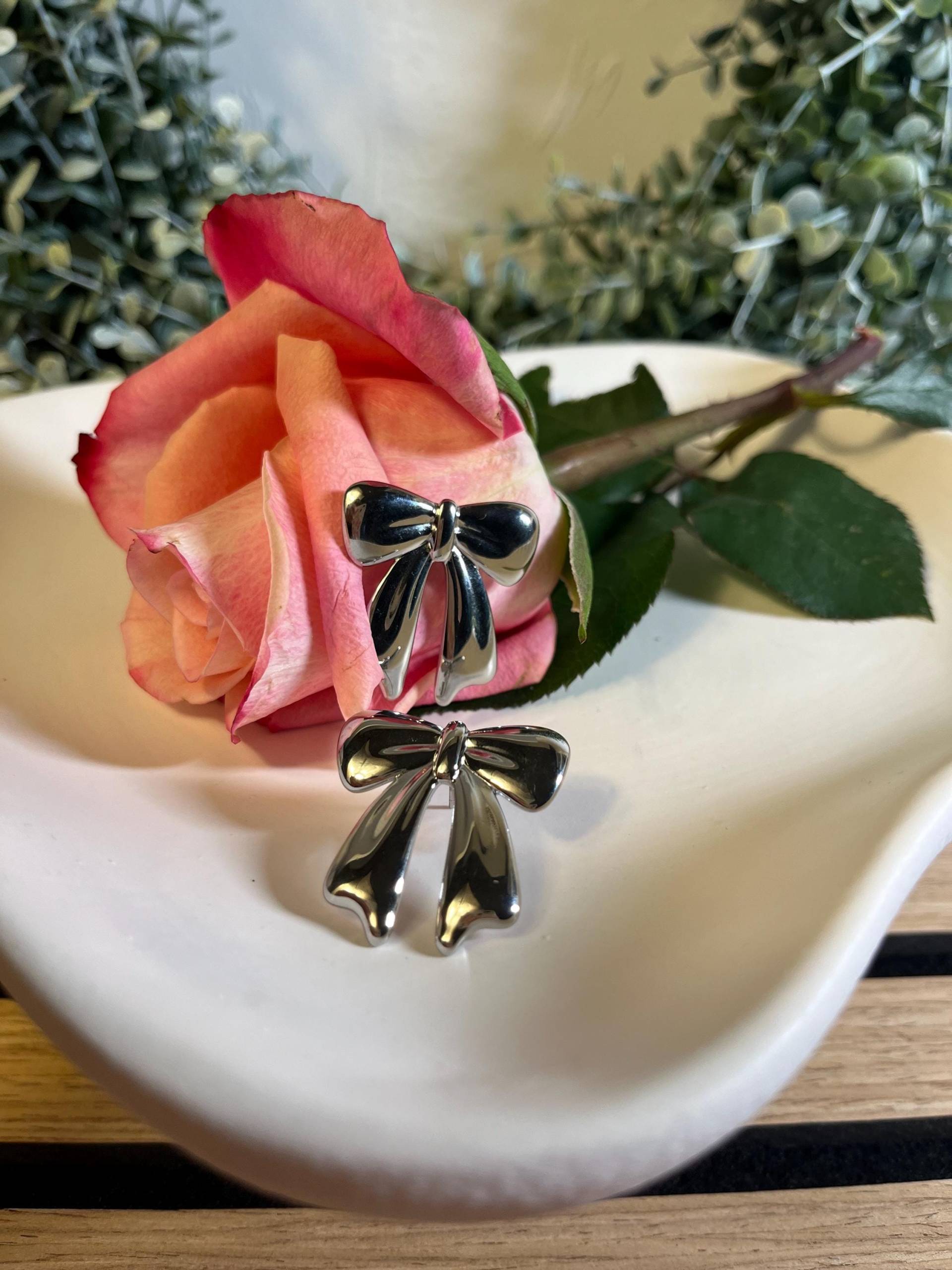 Ohrringe Ohrhänger Schleife Edel Silber Gold Edelstahl Stainless Steel Geschenk Freundin Kollegin Hochzeit Süß Weihnachten Glückstürchen von Glueckstuerchen