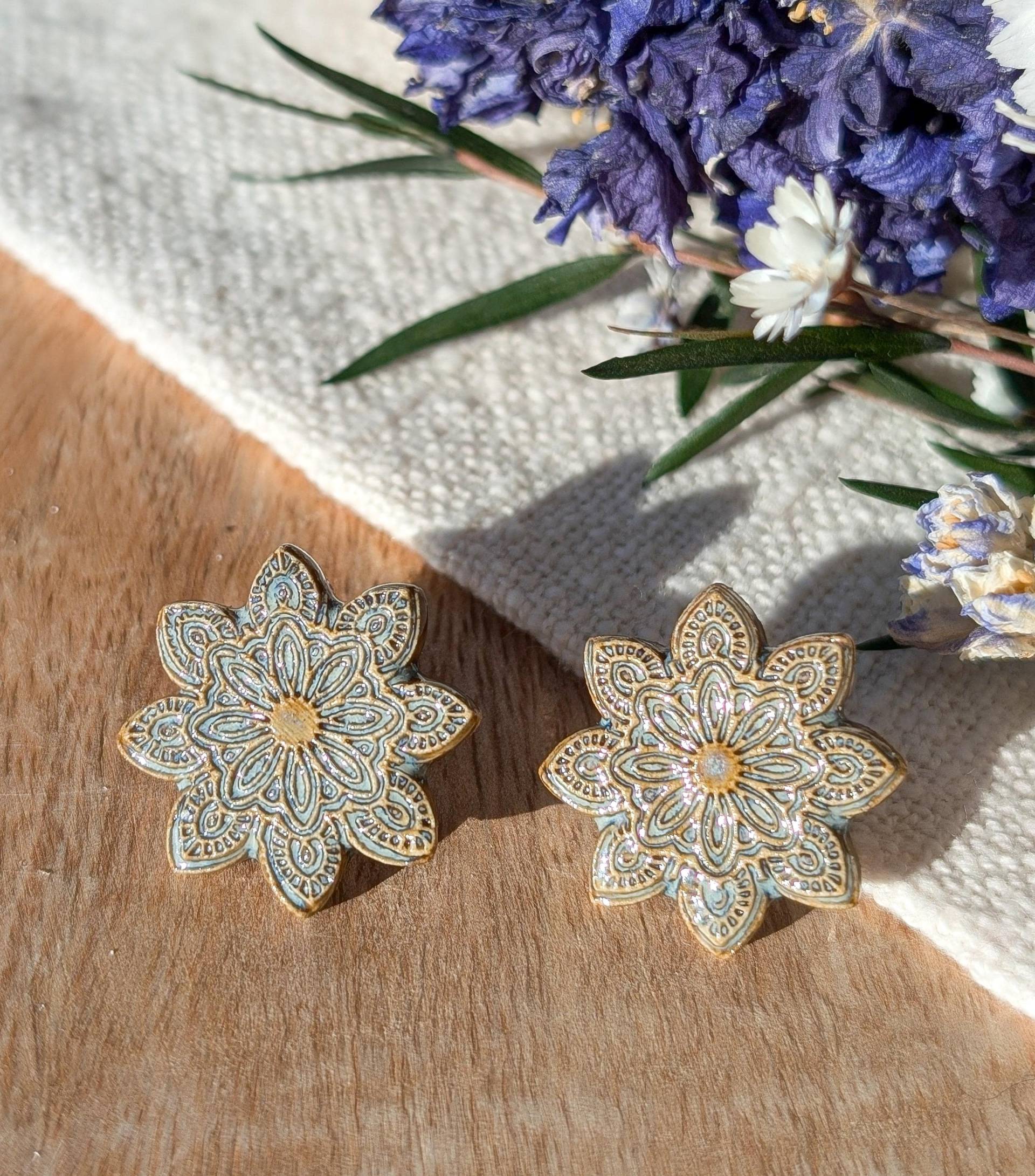 Keramik Ohrstecker, Ohrringe Mit Mandala in Grau Beige, Im Boho Stil Handgefertigt, Edelstahl Hypoallergen Keramik Ohrstecker, Ohrringe Mit Mandala in Grau Beige, Im Boho Stil Handgefertigt, Edelstahl Hypoallergen von GluecksvogelCeramics
