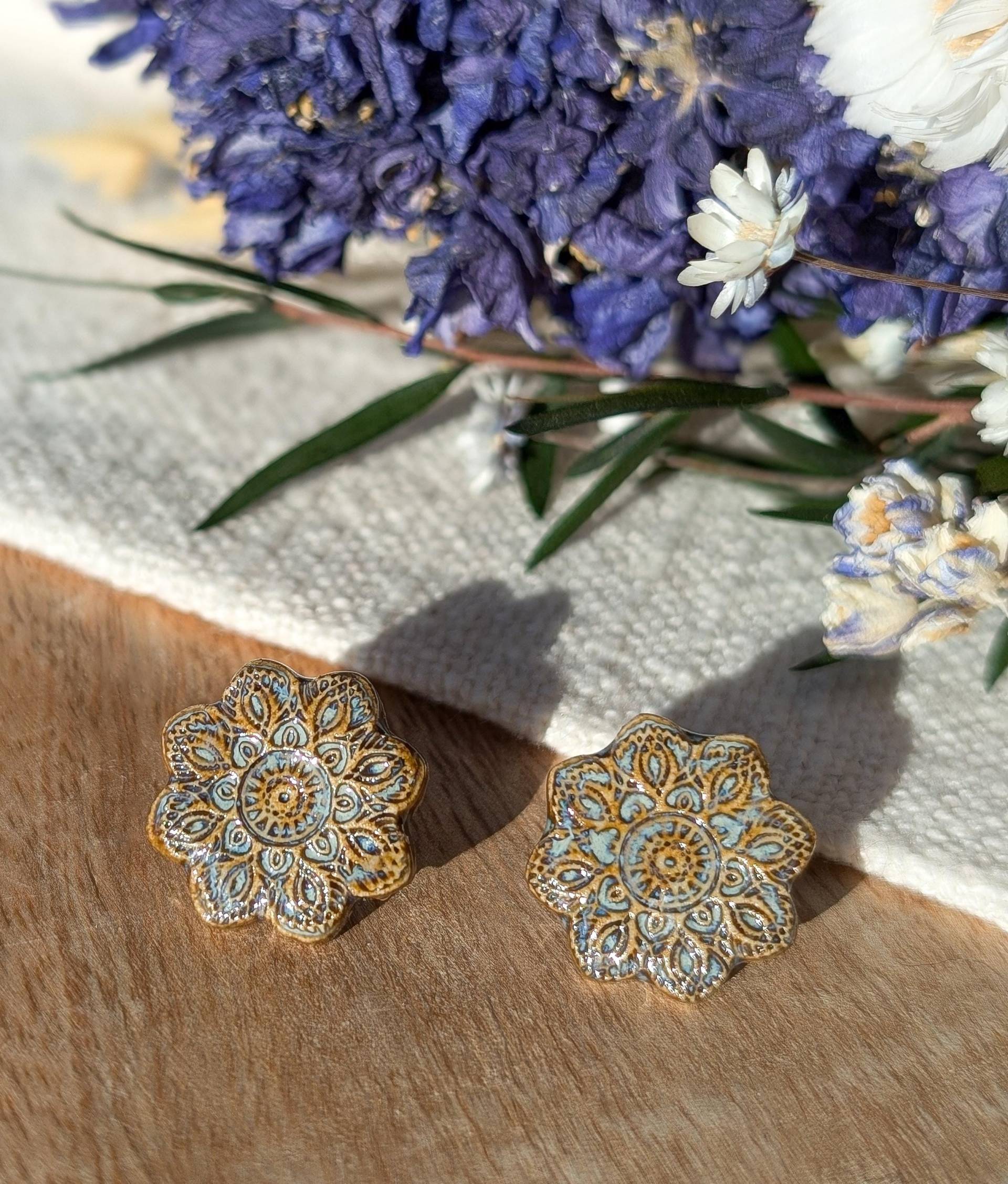 Keramik Ohrstecker, Ohrringe Mit Mandala in Grau Beige, Im Boho Stil Handgefertigt, Edelstahl Hypoallergen Keramik Ohrstecker, Ohrringe Mit Mandala in Grau Beige, Im Boho Stil Handgefertigt, Edelstahl Hypoallergen von GluecksvogelCeramics