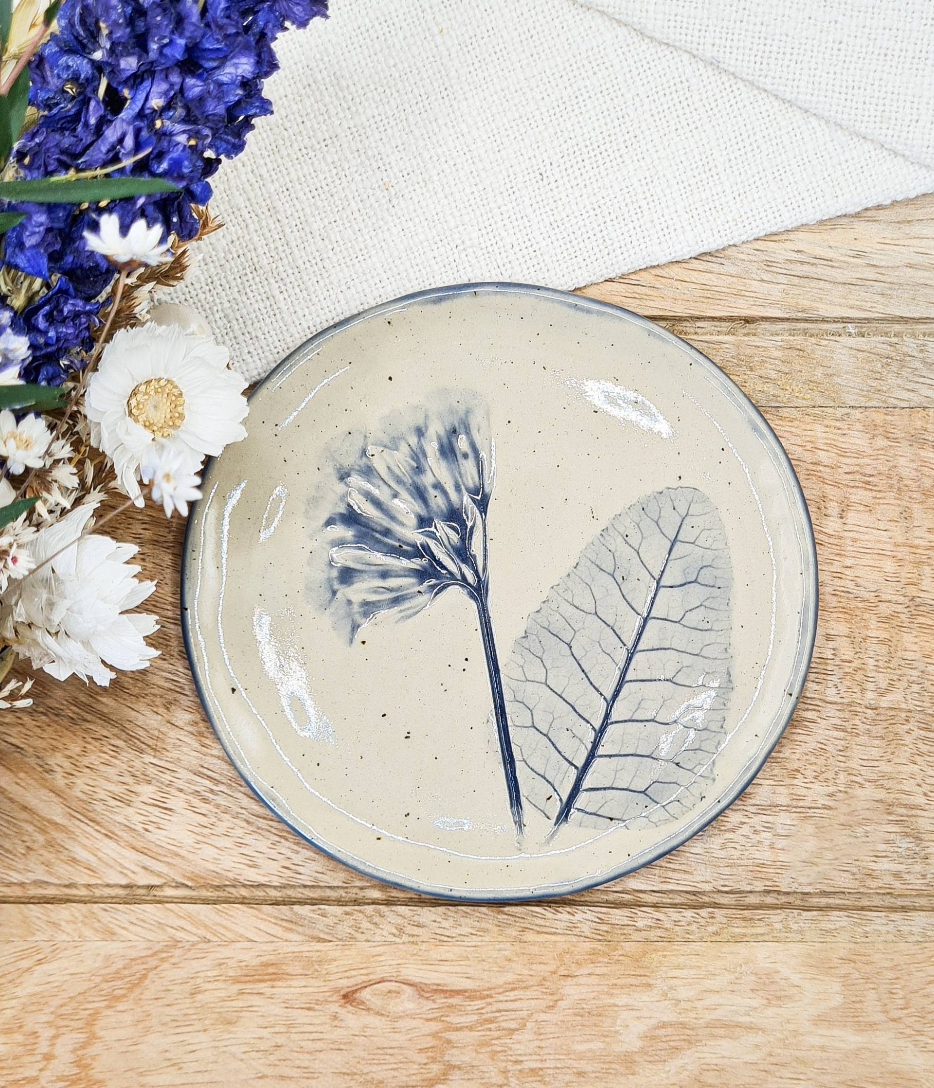 Schmuckschale, Schmuckablage, Geschenk, Muttertag, Teller Aus Keramik Floral Mit Pflanzenprägung Einer Schlüsselblume, Handgetöpfert Schmuckschale, Schmuckablage, Geschenk, Muttertag, Teller Aus Keramik Floral Mit Pflanzenprägung Einer Schlüsselblume, Handgetöpfert von GluecksvogelCeramics