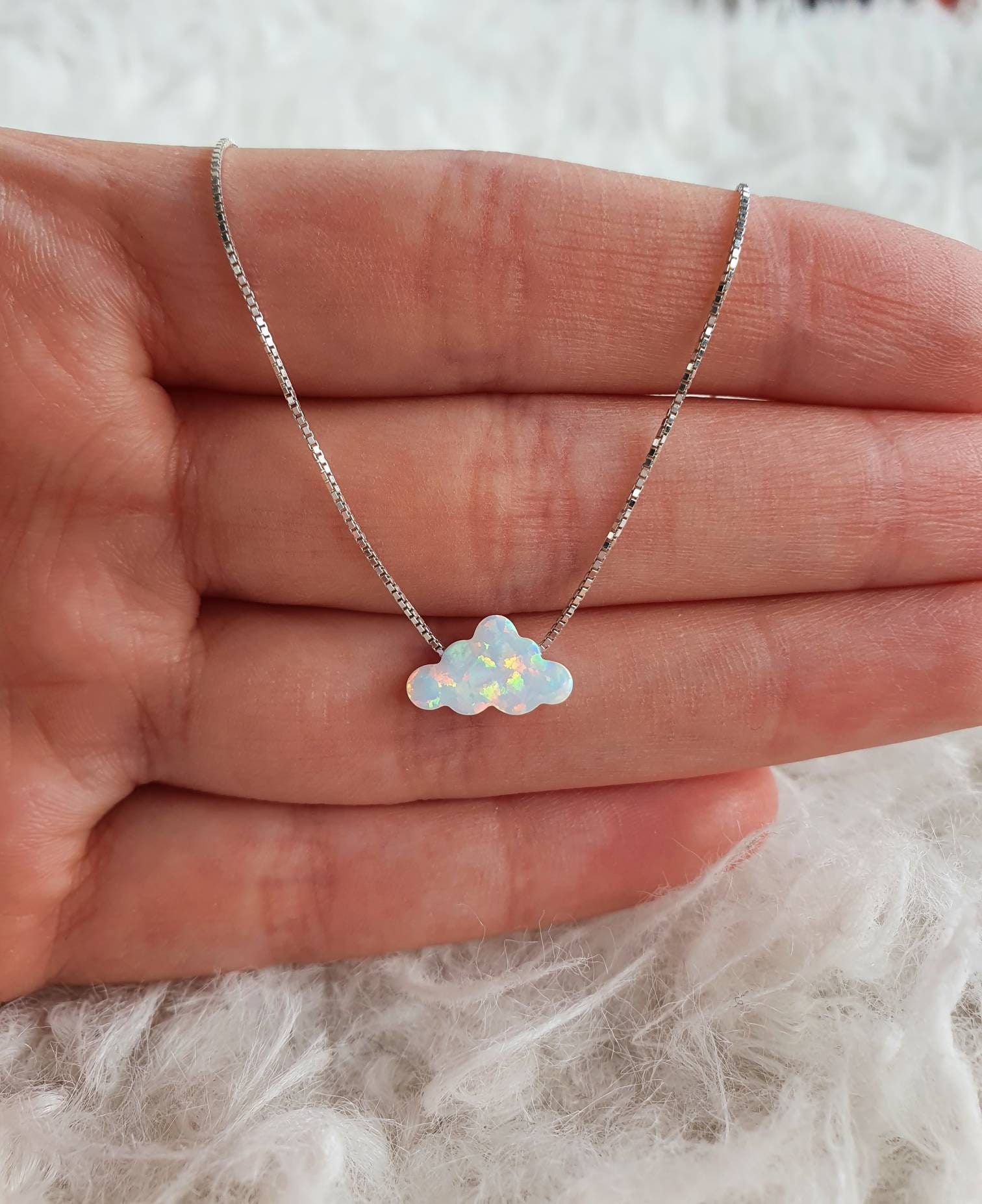 Silberkette Mit Opal-Anhänger in Wolkenform | Geschenkidee Filigraner Schmuck 925 Sterling Silber Silberkette Mit Opal-Anhänger in Wolkenform | Geschenkidee Filigraner Schmuck 925 Sterling Silber von GluehwuermchenDE