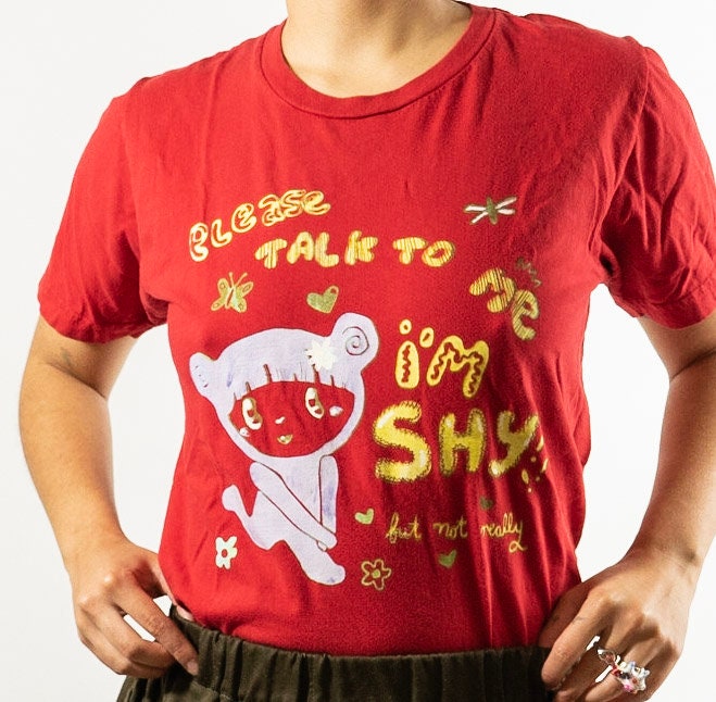 Bitte Sprechen Sie Mich An, Ich Bin Shy | Aber Nicht Wirklich Handgedrucktes Kurzarm T-Shirt Original Bitte Sprechen Sie Mich An, Ich Bin Shy | Aber Nicht Wirklich Handgedrucktes Kurzarm T-Shirt Original von GlumPlums