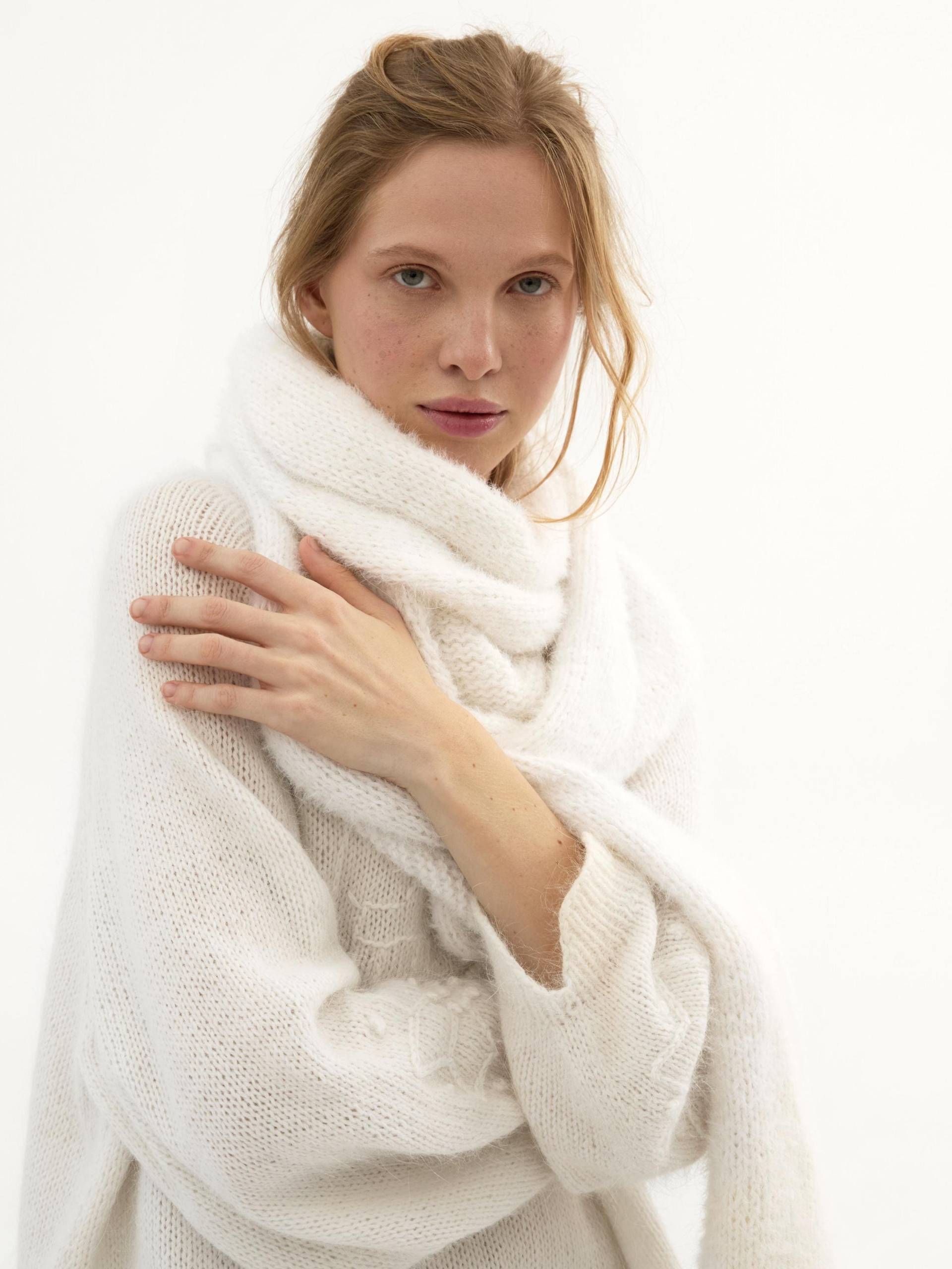 Kuscheliges Weihnachtsgeschenk Für Mädchen Und Frauen - Angora-Wollschal Mit Handstickerei Handgestrickter Schal in Milchfarbe Warme Winter-stola von GnizdoLinen