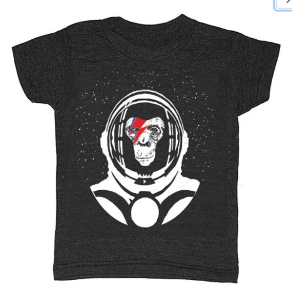 Kids Space Chimp T-Shirt - Kinder Bowie Oddity Affe Astronaut Sterne Blitz Schwarz Weiß Rot Blau Rakete Cute Ape Kid von GnomEnterprises