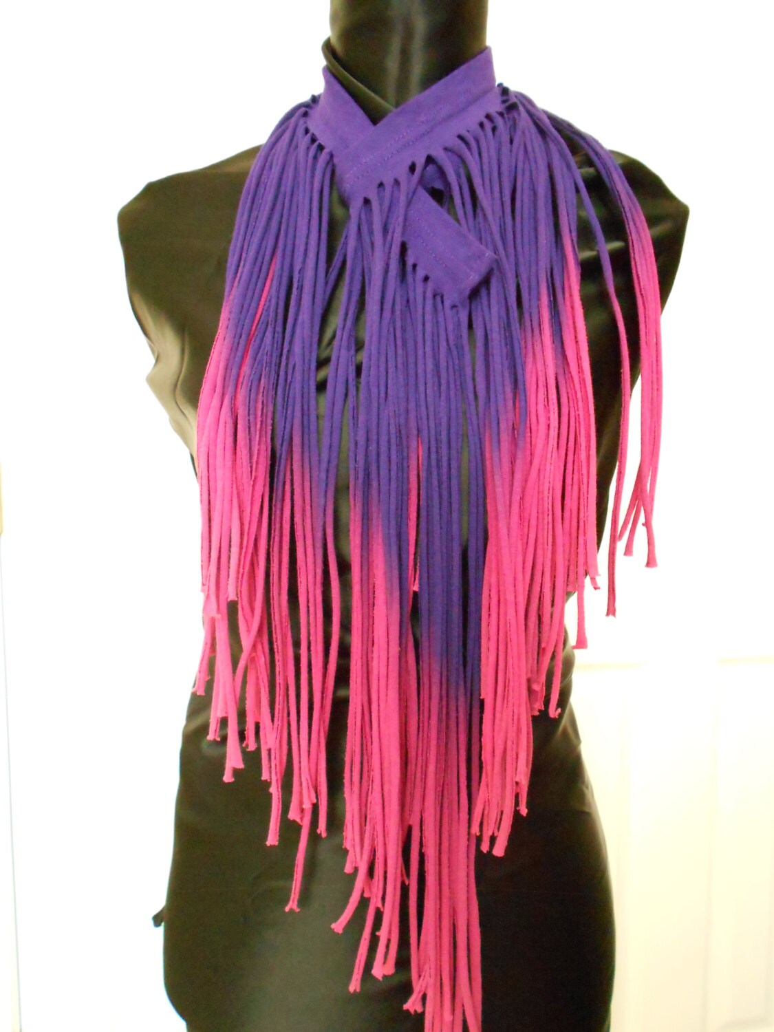 Lila-Rosa Ombre Fringe T-Shirt Scafr Lila-Rosa Ombre Fringe T-Shirt Scafr von GnomaNapoleona