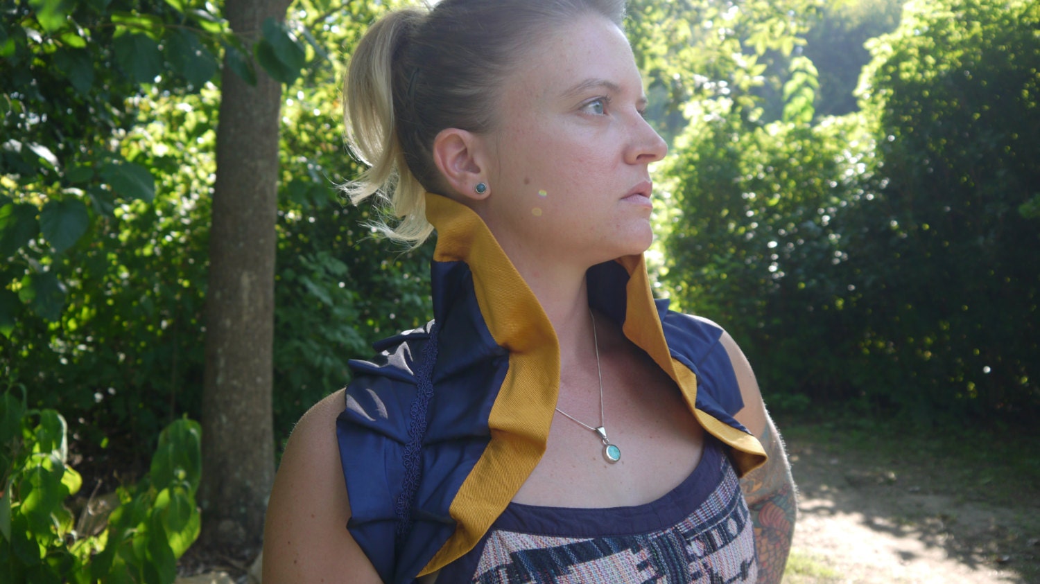 Marine Und Gold Stehkragen Tie Rüsche Achselzucken Wrap Marine Und Gold Stehkragen Tie Rüsche Achselzucken Wrap von GnomaNapoleona