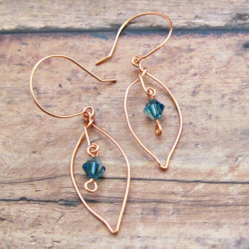 Blatt Ohrringe Aus Kupferdraht Mit Blauen Swarovksi Kristallen Blatt Ohrringe Aus Kupferdraht Mit Blauen Swarovksi Kristallen von GnosisCraftsandGifts