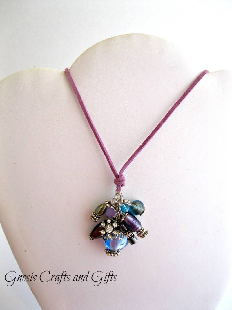 Glas-Cluster-Tropfen-Wildlederschnur-Halskette Für Frauen Oder Jugendliche von GnosisCraftsandGifts