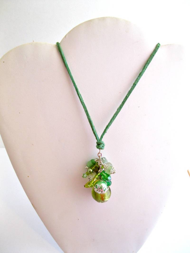 Grüne Glas-Cluster-Tropfen-Wildlederschnur-Halskette Für Frauen Oder Jugendliche Grüne Glas-Cluster-Tropfen-Wildlederschnur-Halskette Für Frauen Oder Jugendliche von GnosisCraftsandGifts