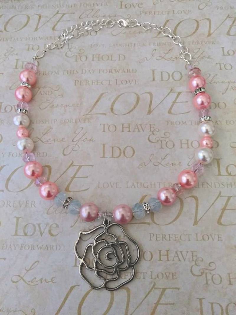 Halskette Mit Rosenanhänger Und Rosa Glasperlen Halskette Mit Rosenanhänger Und Rosa Glasperlen von GnosisCraftsandGifts