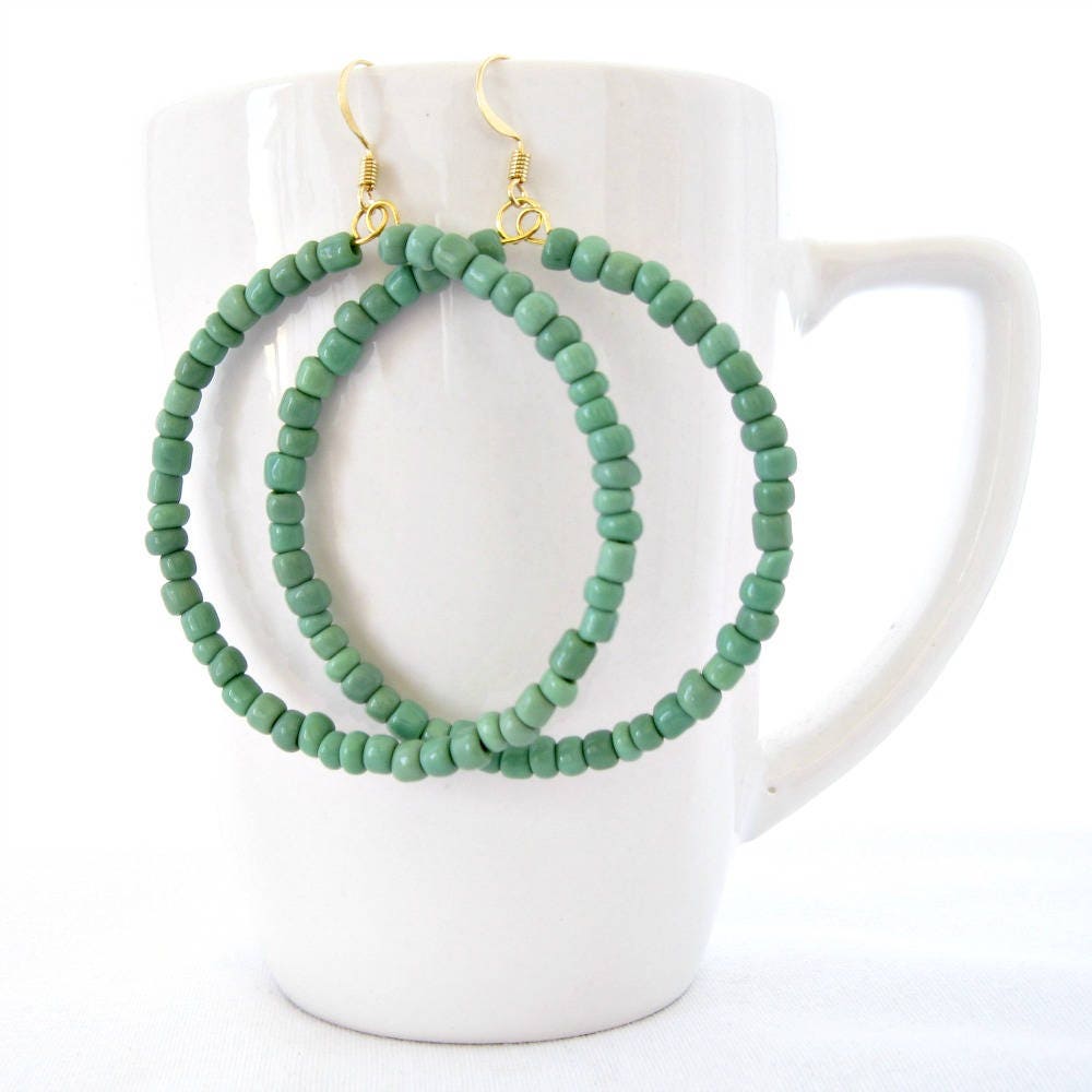 Mintgrüne Rocailles Perlen Creolen Boho Ohrringe Aus Memory Wire Mintgrüne Rocailles Perlen Creolen Boho Ohrringe Aus Memory Wire von GnosisCraftsandGifts