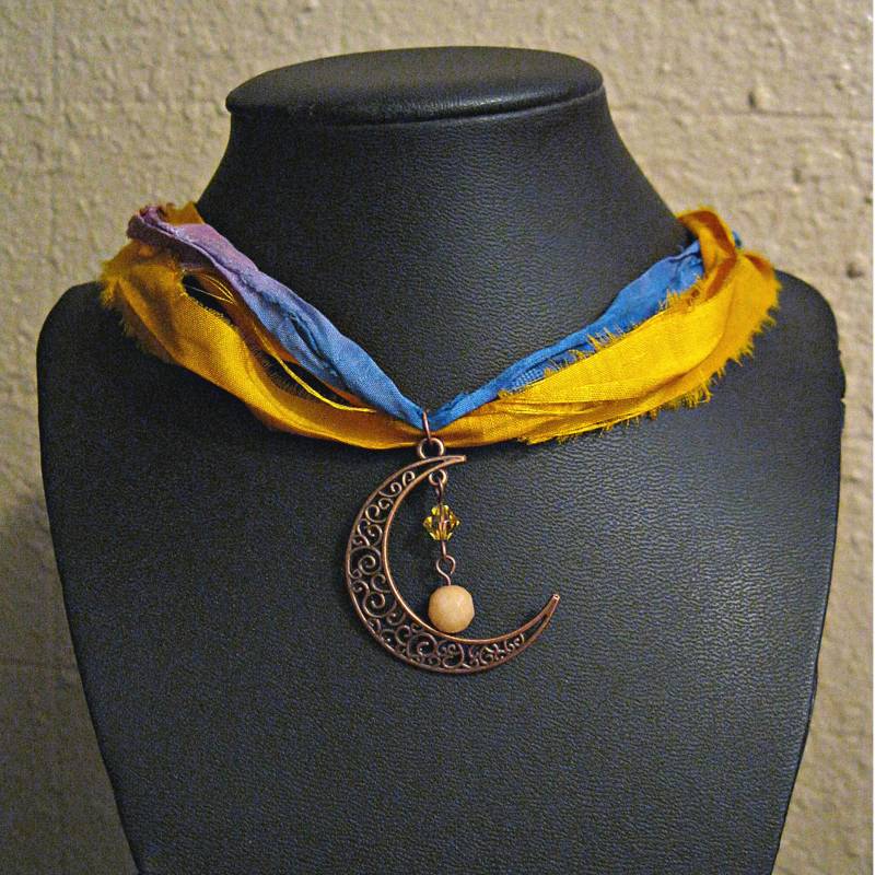 Sari Seide Mond Anhänger Halskette Sari Seide Mond Anhänger Halskette von GnosisCraftsandGifts